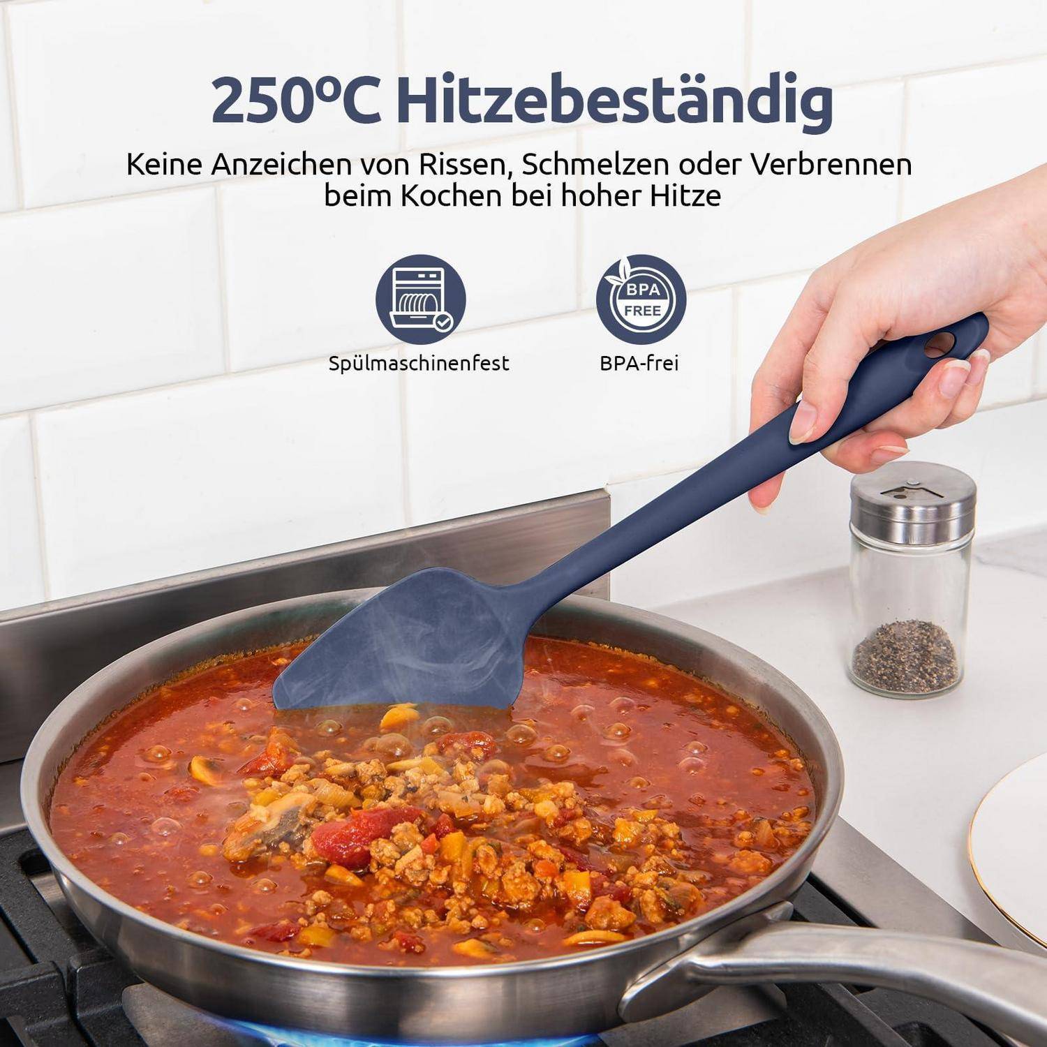 Eine Hand rührt mit einem blauen Silikonspatel in einer Pfanne mit köchelnden Lebensmitteln; der Text besagt 