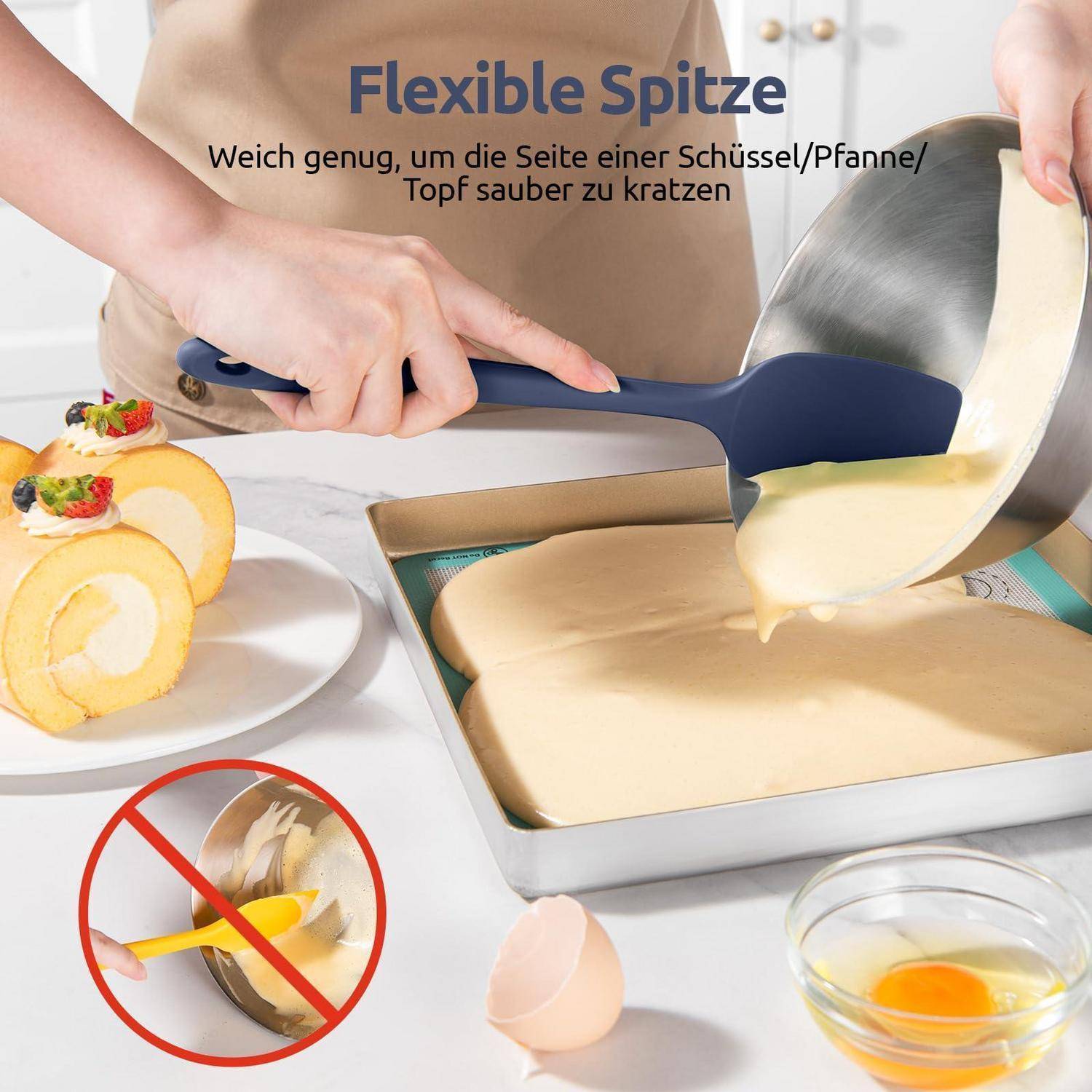 Eine Person verwendet einen flexiblen Spatel, um Teig aus einer Schüssel in eine Backform zu kratzen; der deutsche Text besagt, dass dieser die Seiten der Schüssel und Backform reinigt.