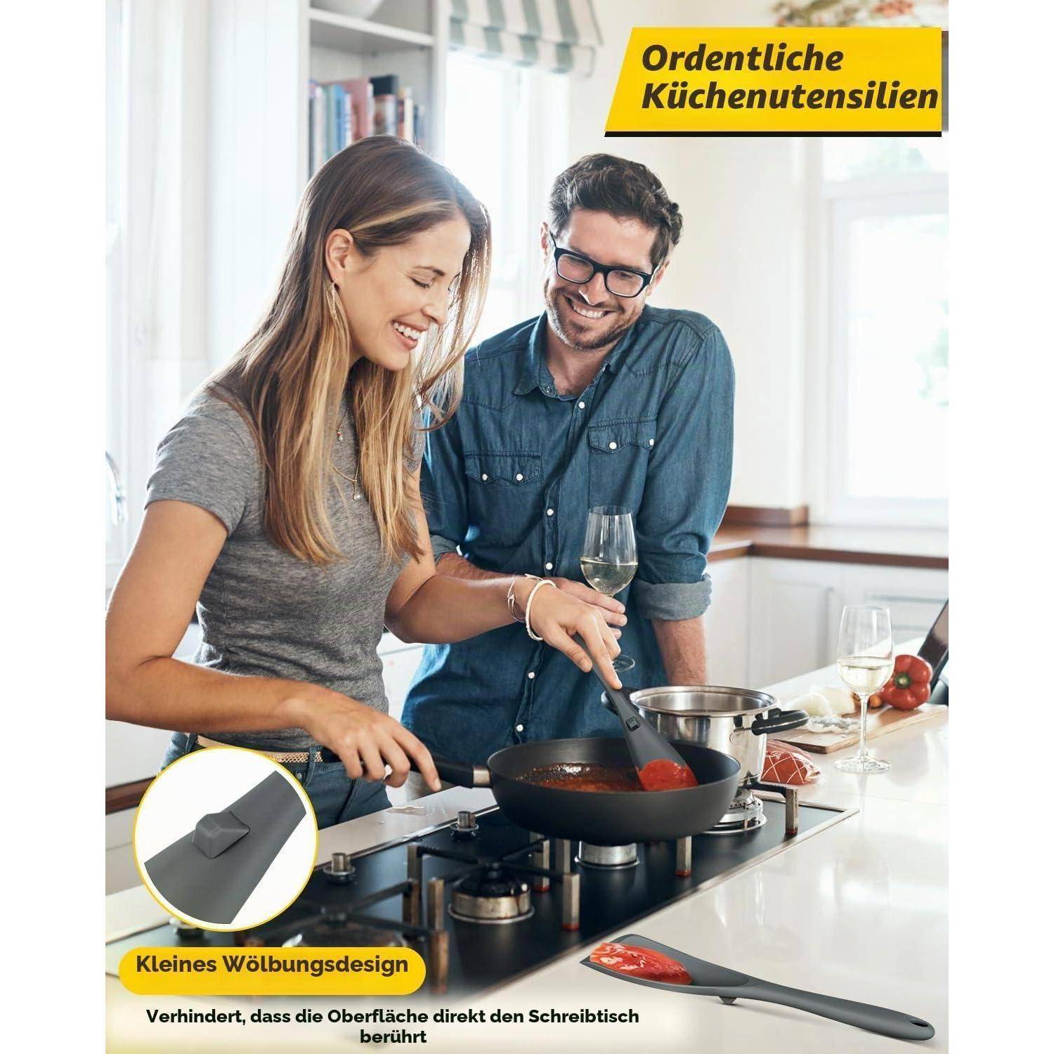 Eine Frau kocht an einem Herd, während ein Mann neben ihr lächelt; deutsche Beschriftungen heben ordnungsgemäße Küchenutensilien und einen Spatel mit einem kleinen geschwungenen Design hervor, das die Oberfläche vom Tresen abhält.