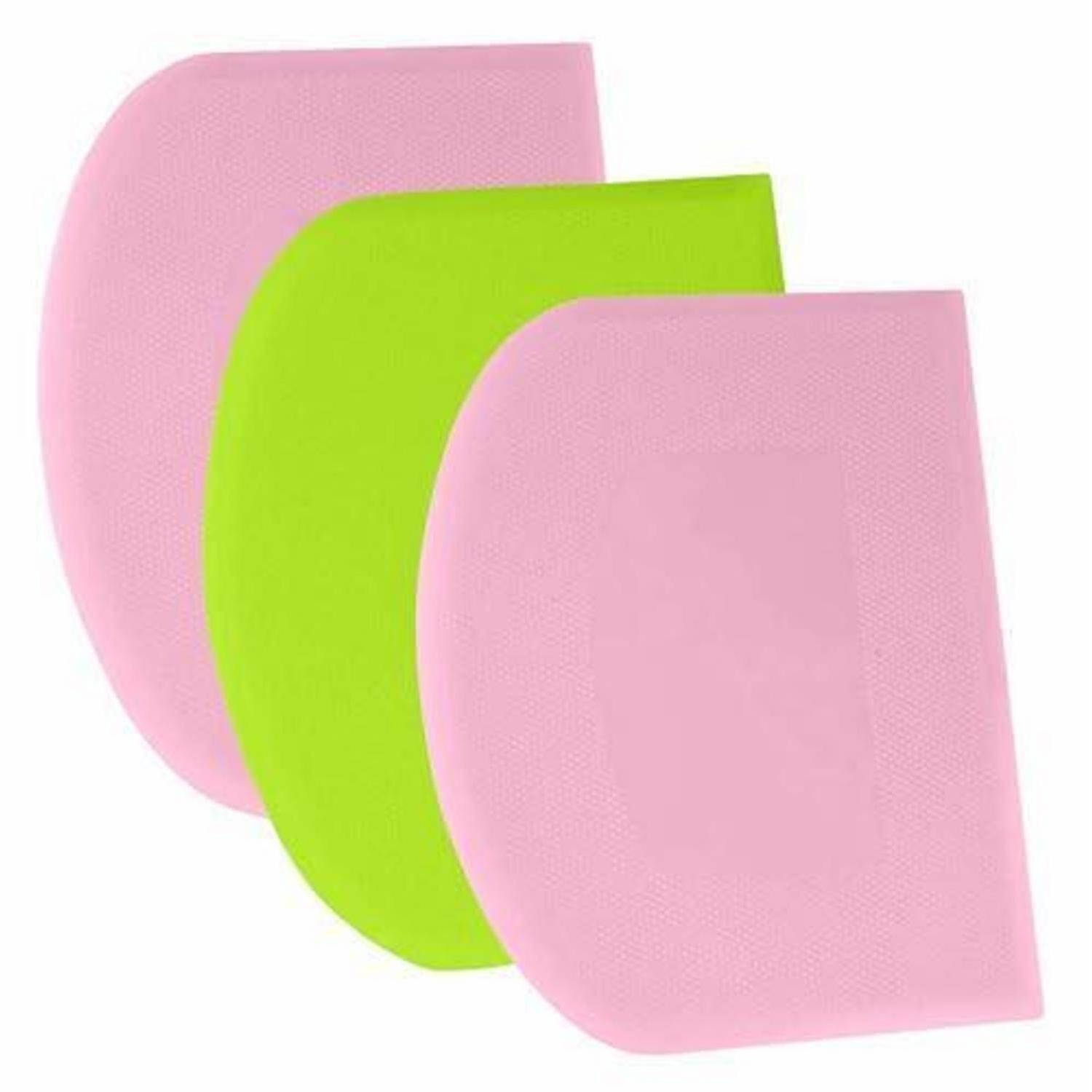 Drei sich überlappende Mesh-Körperpeelings in Rosa, Grün und Rosa auf weißem Hintergrund.
