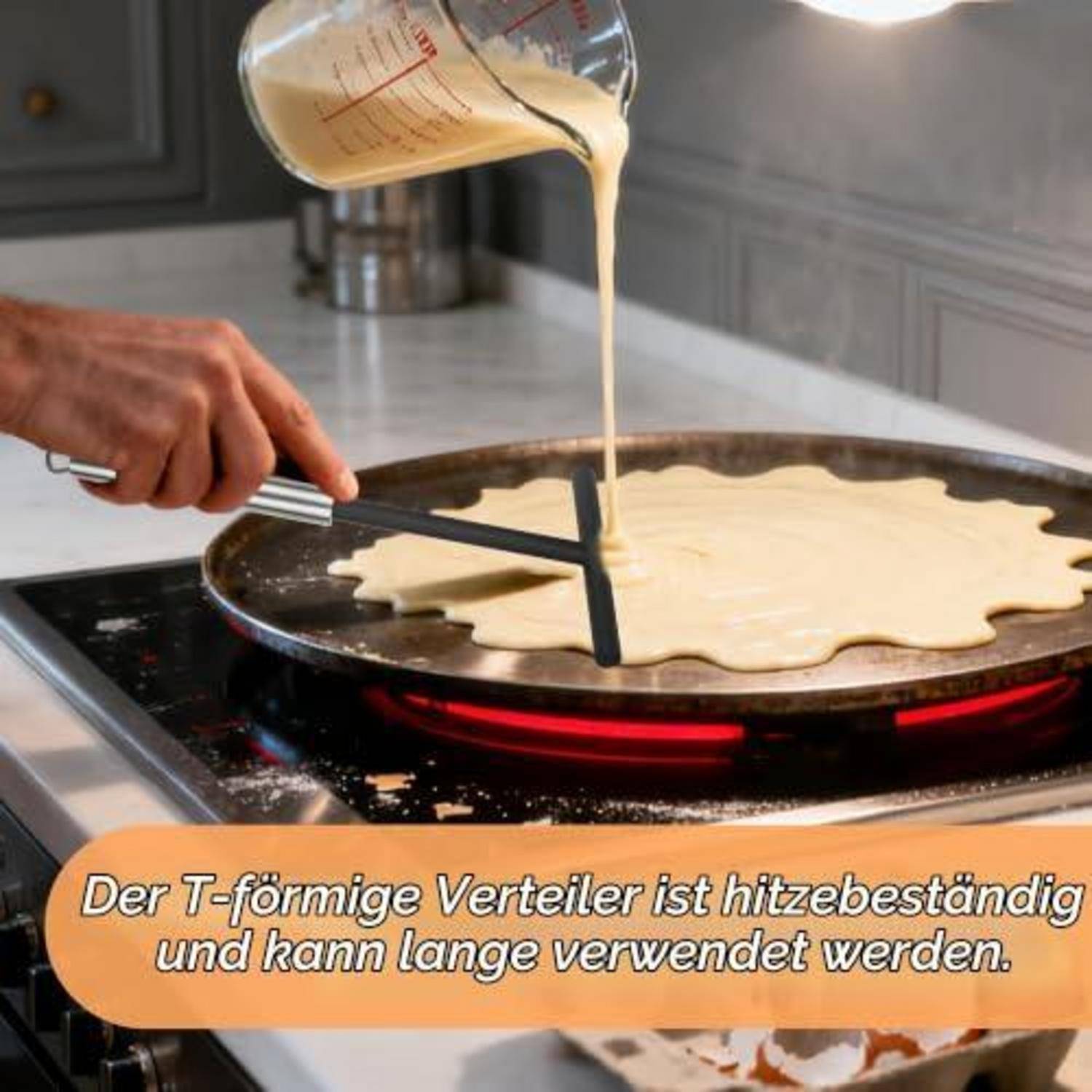 Eine Person verwendet einen T-förmigen Streicher, um Teig auf einer heißen Grillplatte zu gießen und zu glätten, während sie einen dünnen Pfannkuchen zubereitet.