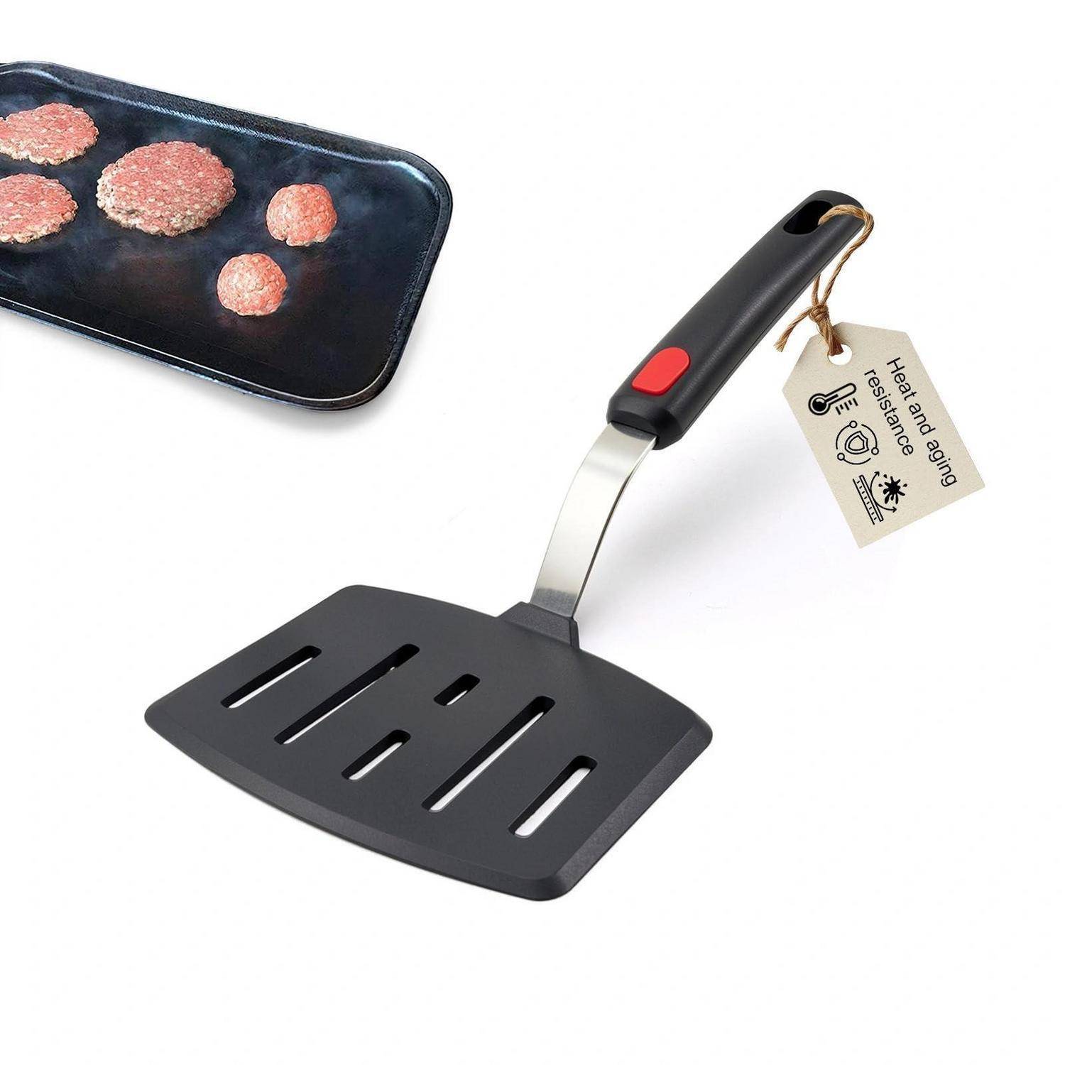 Schwarzer Schlitzspatel mit hitzebeständigem Griff und Anhängeetikett, dargestellt neben einer Grillplatte mit garkochenden Hamburger-Patties.