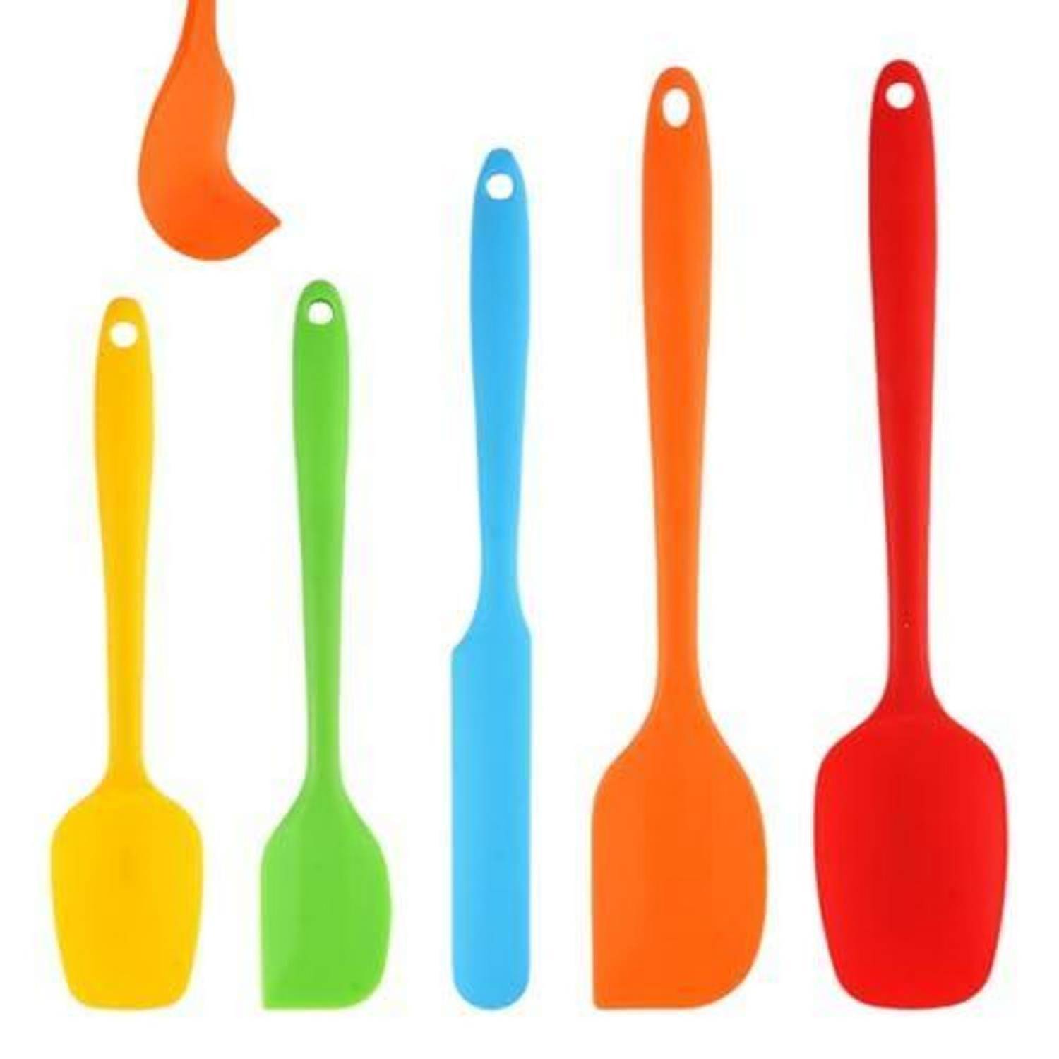 Fünf farbenfrohe Silikonspatel und ein orangefarbener Gerätekopf auf weißem Hintergrund angeordnet.