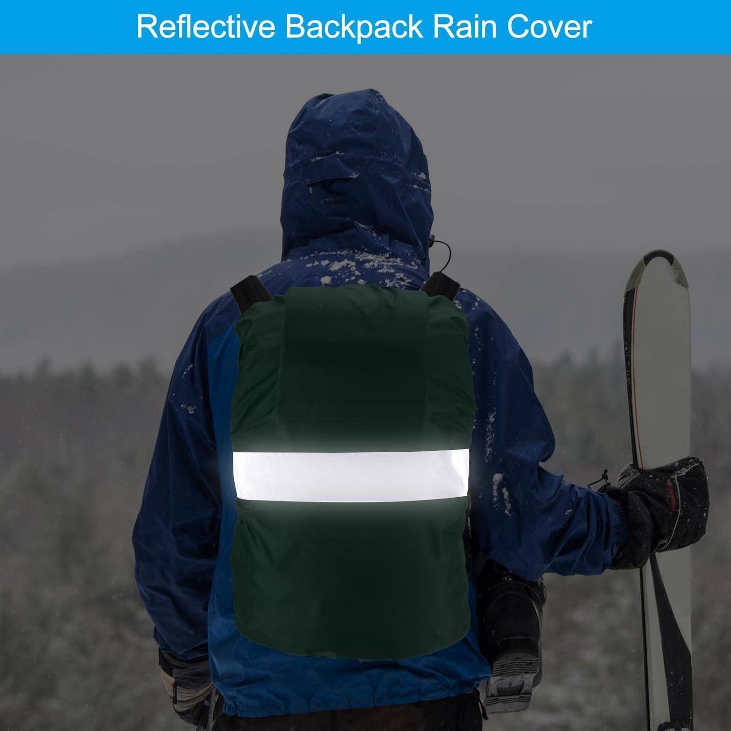 Skifahrer, der eine reflektierende Rucksack-Regenschutzhaube mit einem hellen horizontalen reflektierenden Streifen für die Sichtbarkeit bei nassen, verschneiten Bedingungen trägt.