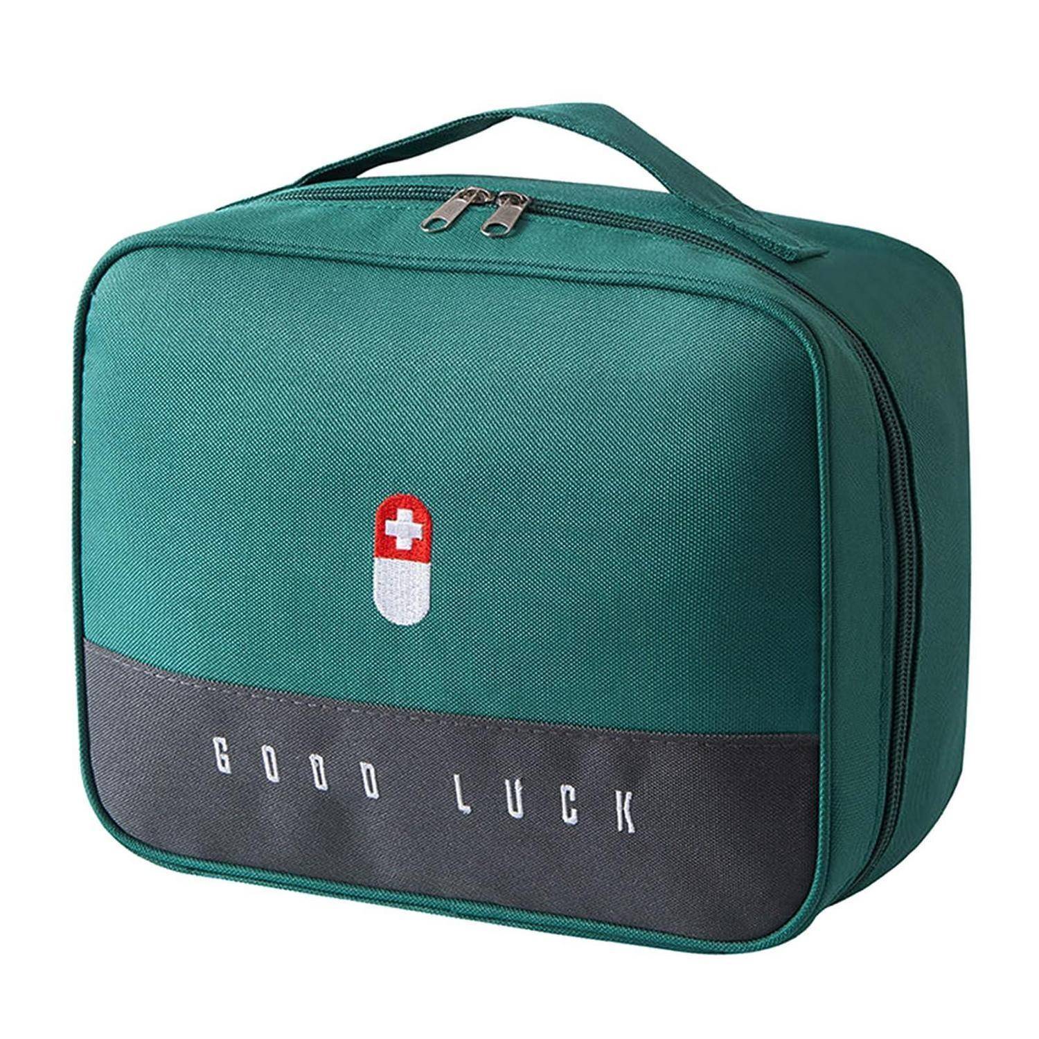 Grüne Erste-Hilfe-Tasche mit Reißverschluss, mit einem rot-weiß karierten Pilz-Symbol und den Worten „VIEL GLÜCK