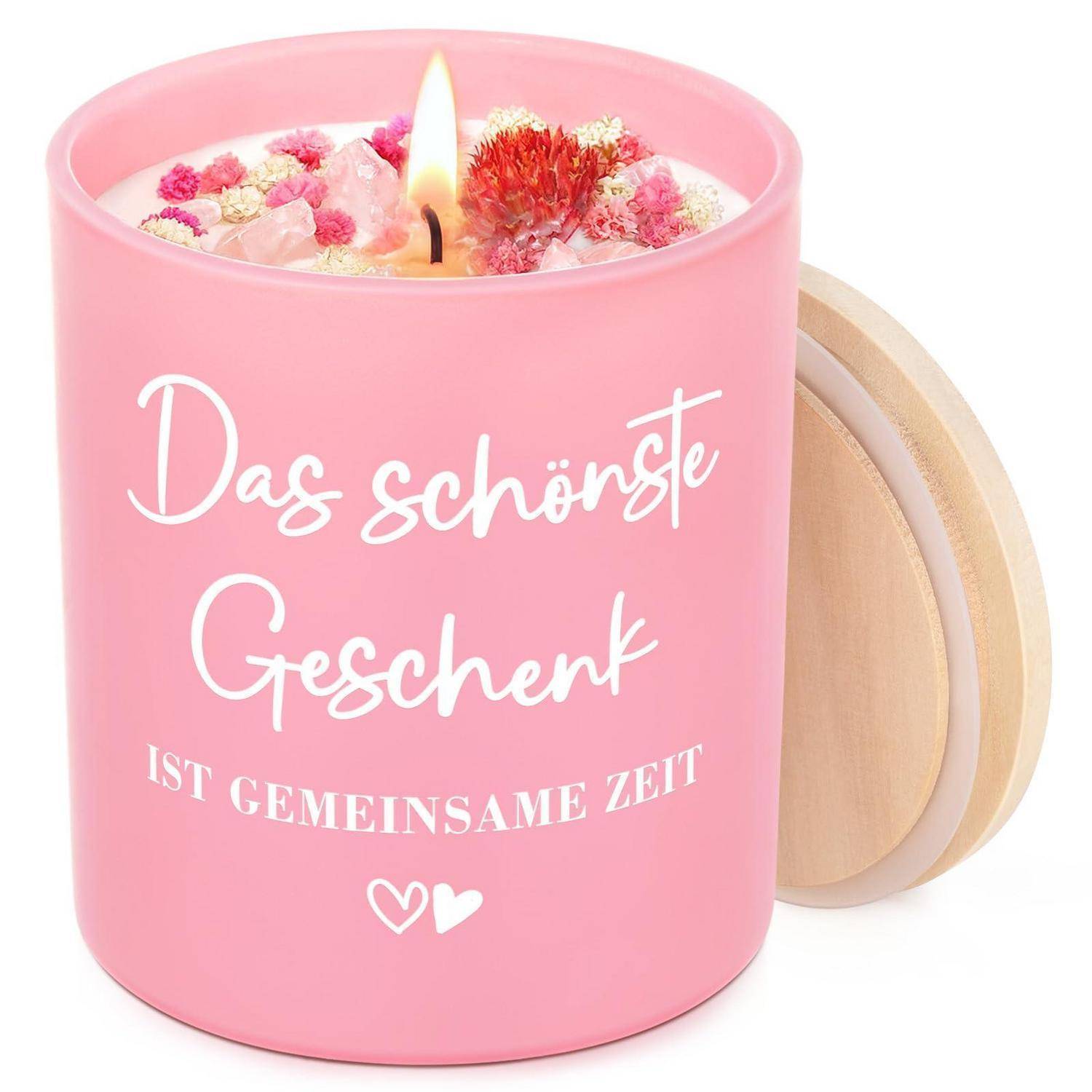 Rosa Kerze mit Blumen und dem deutschen Text „Das schönste Geschenk ist gemeinsame Zeit