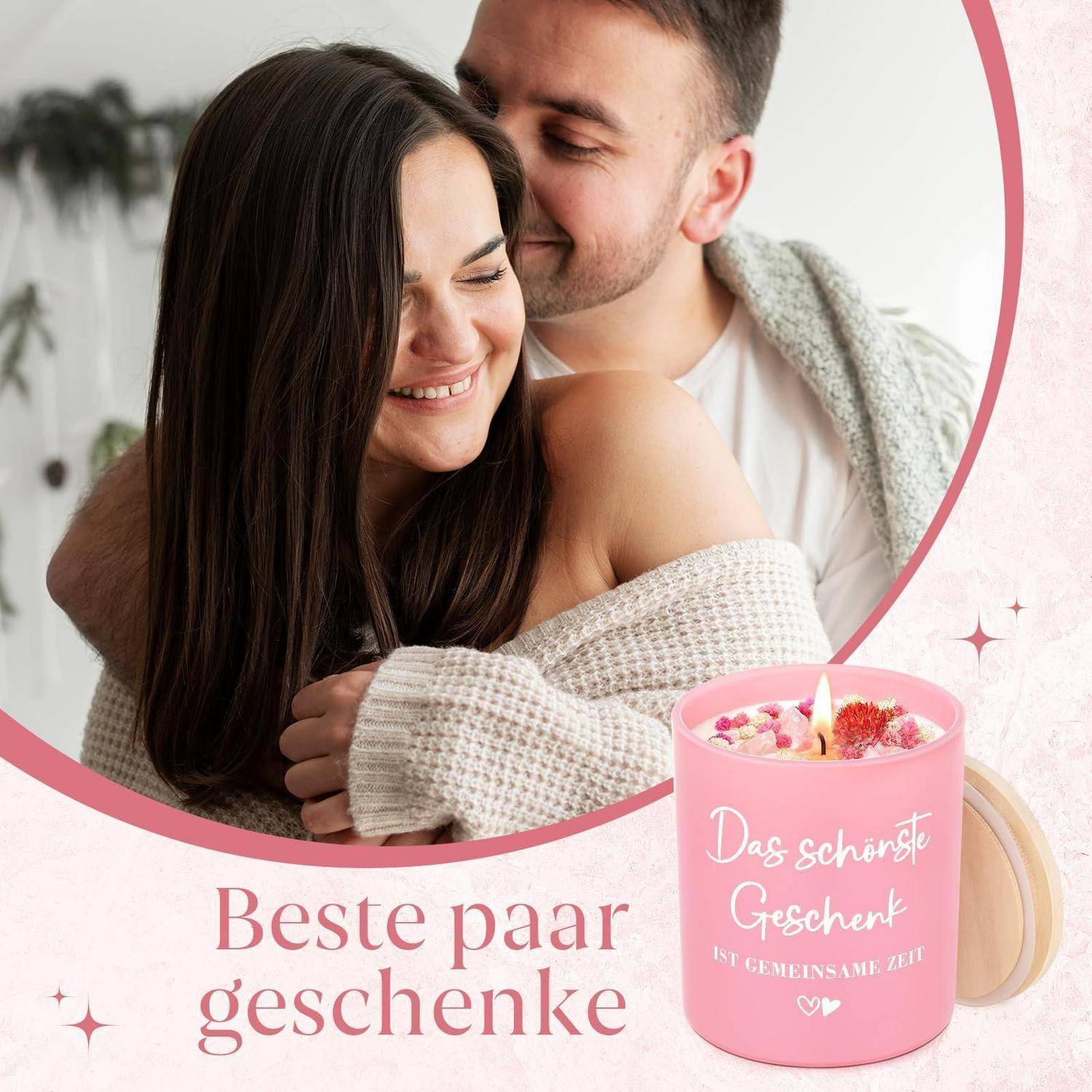 Lachendes Paar, das sich neben einer rosa Geschenkkerze umarmt, mit dem deutschen Text „Beste Paargeschenke" und „Das schönste Geschenk ist gemeinsame Zeit"".