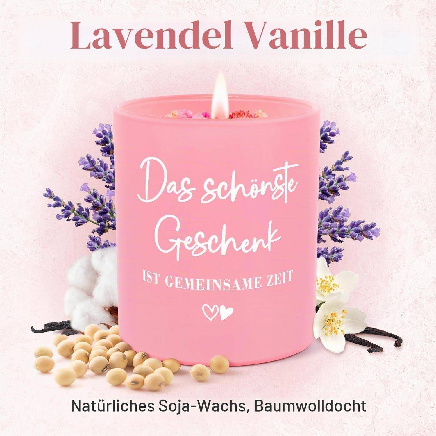 Rosa Lavendel-Vanille-Kerze mit brennendem Docht und deutschem Text „Das schönste Geschenk ist gemeinsame Zeit"; beschriftet mit „Natürliches Soja-Wachs, Baumwolldocht"".
