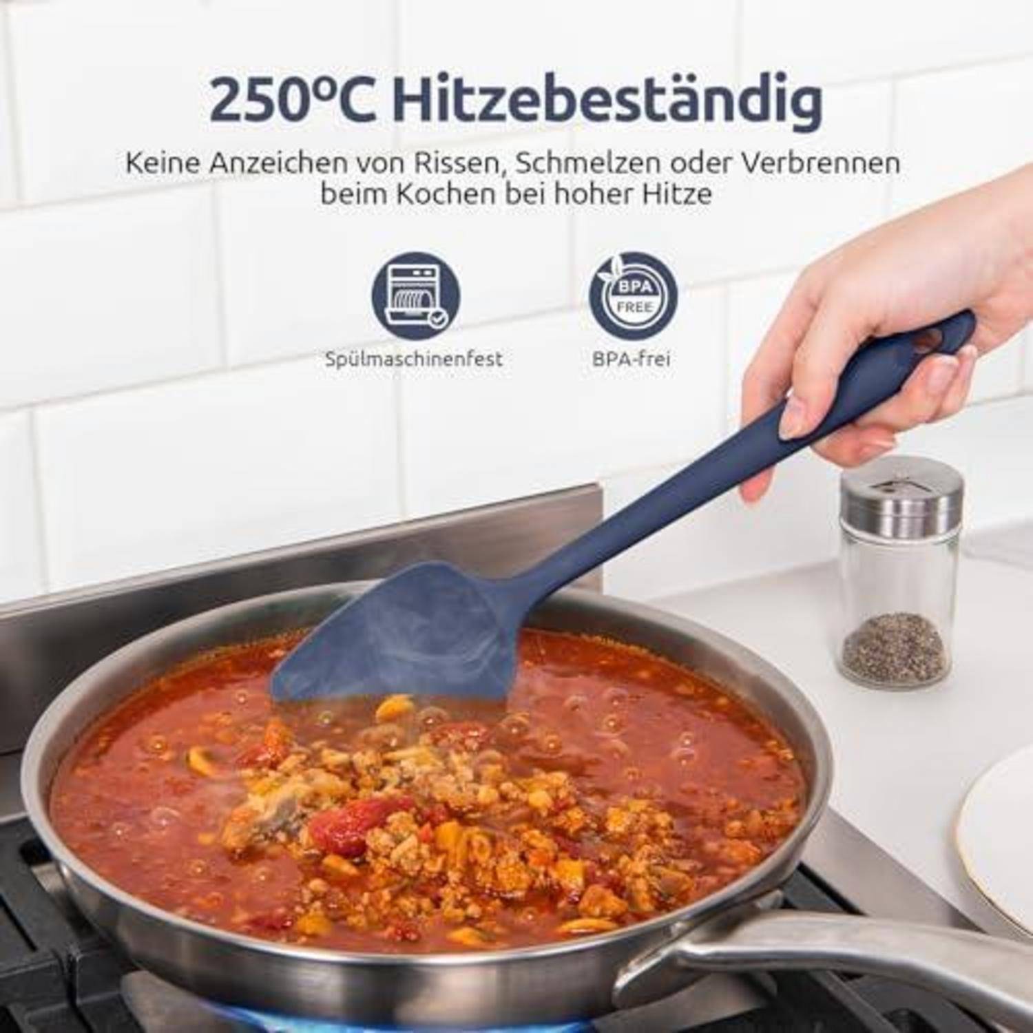 Silikonspatel rührt Sauce in einer Pfanne; Text besagt „hitzebeständig bis 250°C