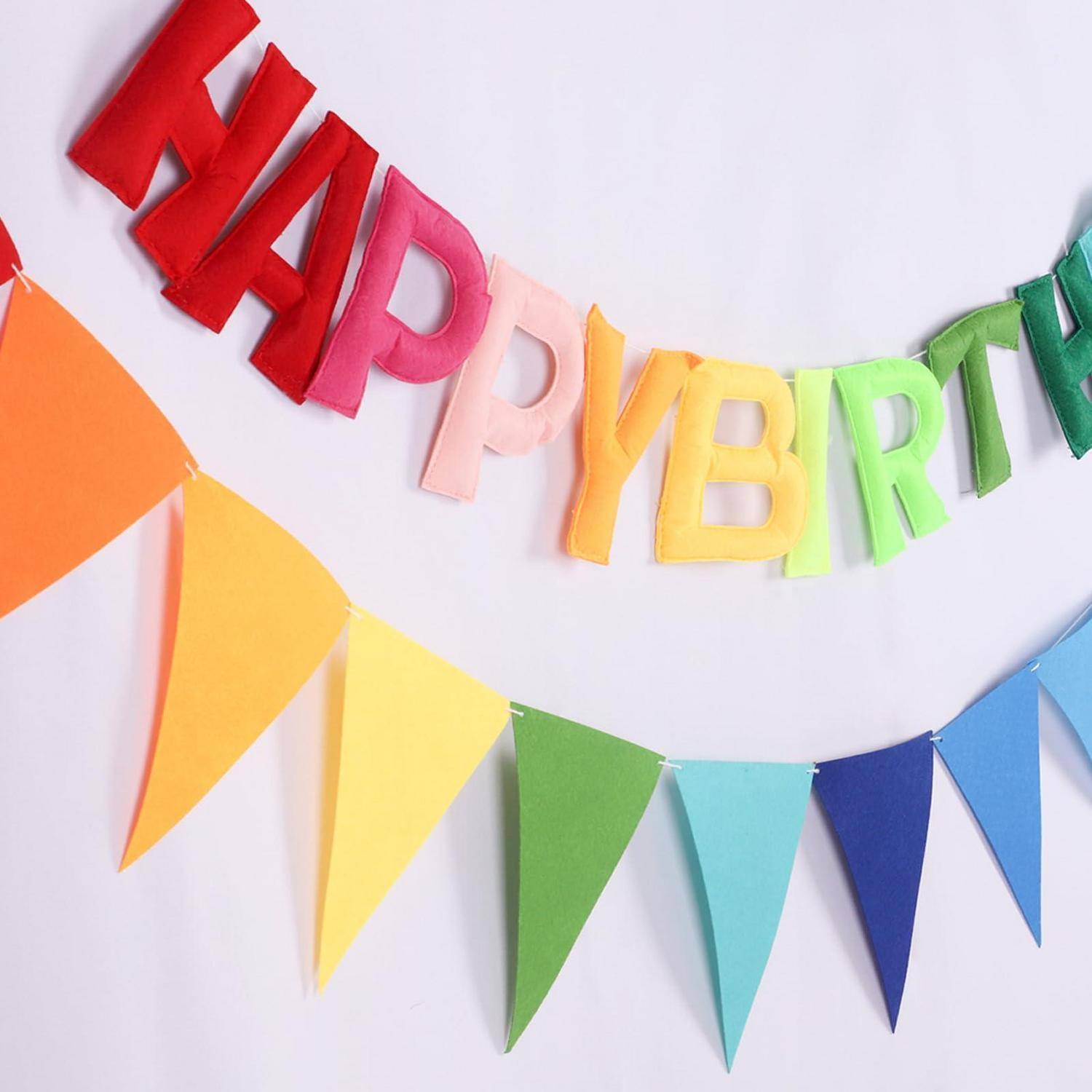 Bunte Papierbanner "ALLES GUTE ZUM GEBURTSTAG"" mit dreieckiger Wimpelkette auf weißem Hintergrund.