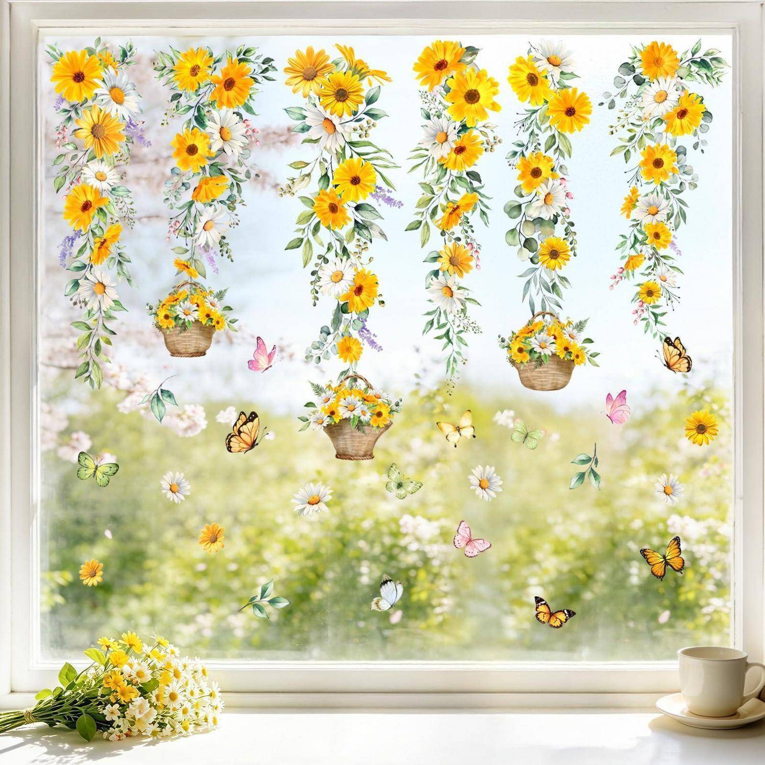 Dekorative Frühjahrsfensterszene mit hängenden Körben voller gelber Gänseblümchen, Schmetterlingen, Blumen auf der Fensterbank und einer Tasse Tee auf dem Sims.