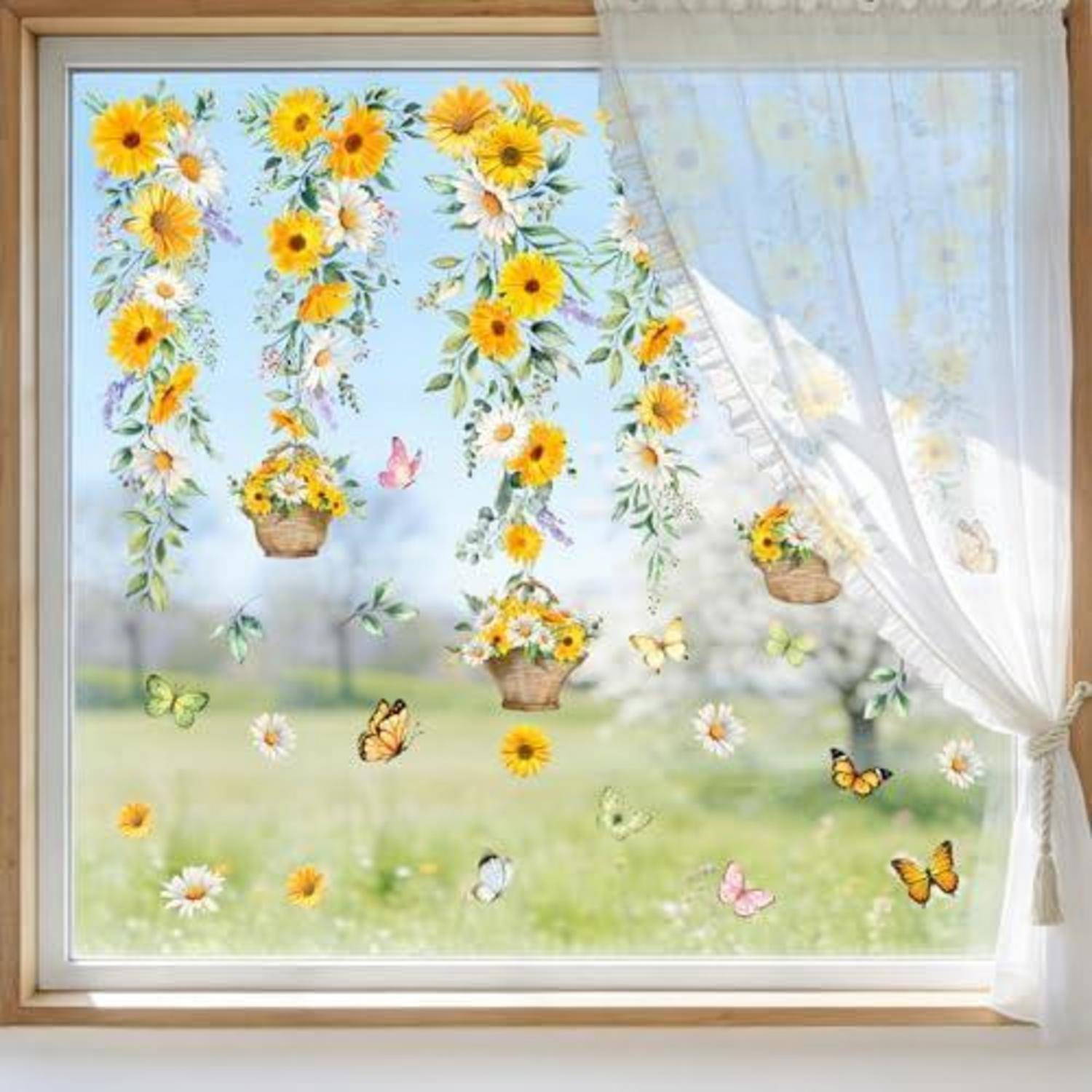 Dekoratives Fensteraufkleber mit hängenden gelben Blumen, Schmetterlingen und Gänseblümchen, das eine helle Frühjahrsgartenszene mit einem durchsichtigen Vorhang schafft.