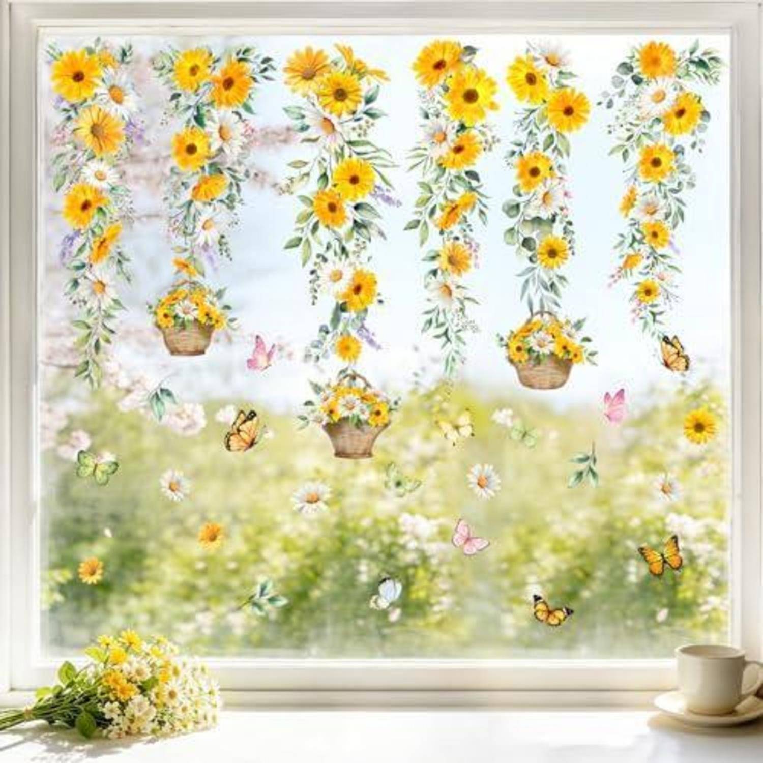 Fensterszene mit hängenden Sonnenblumenkränzen, Schmetterlingen, einem Strauß auf der Fensterbank und einer Tasse auf einer Untertasse mit Blick auf einen hellen Garten.