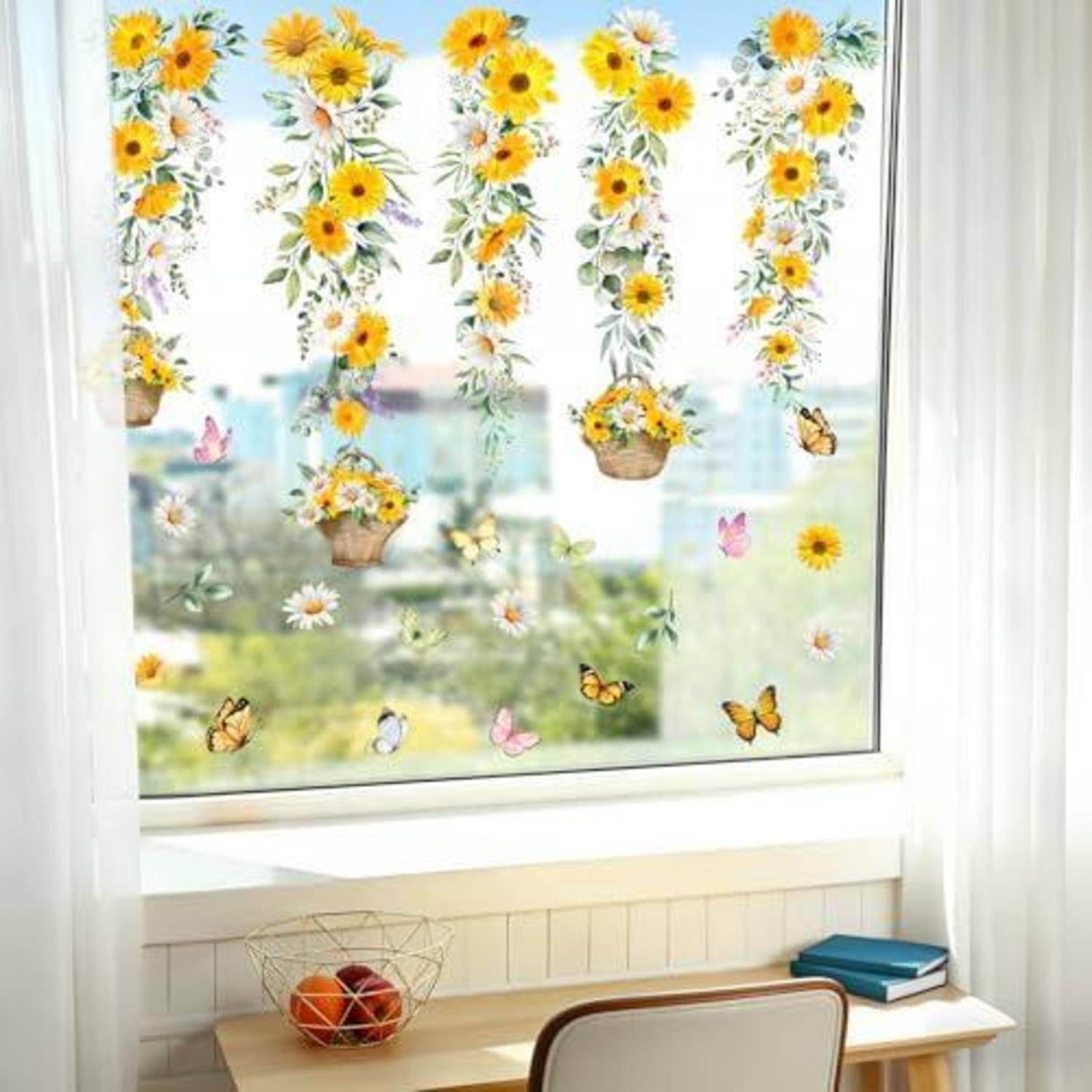 Durchsichtiger Blumenfensteraufkleber mit hängenden Sonnenblumen und Schmetterlingen auf einem hellen Fenster über einem kleinen Schreibtisch und Büchern.