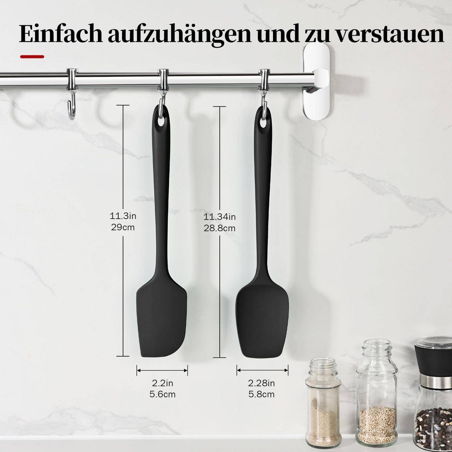 Wandhalter für Küchenutensilien auf einer Schiene mit zwei hängenden schwarzen Spachteln, wobei ihre Abmessungen in Zoll und Zentimetern angezeigt werden.