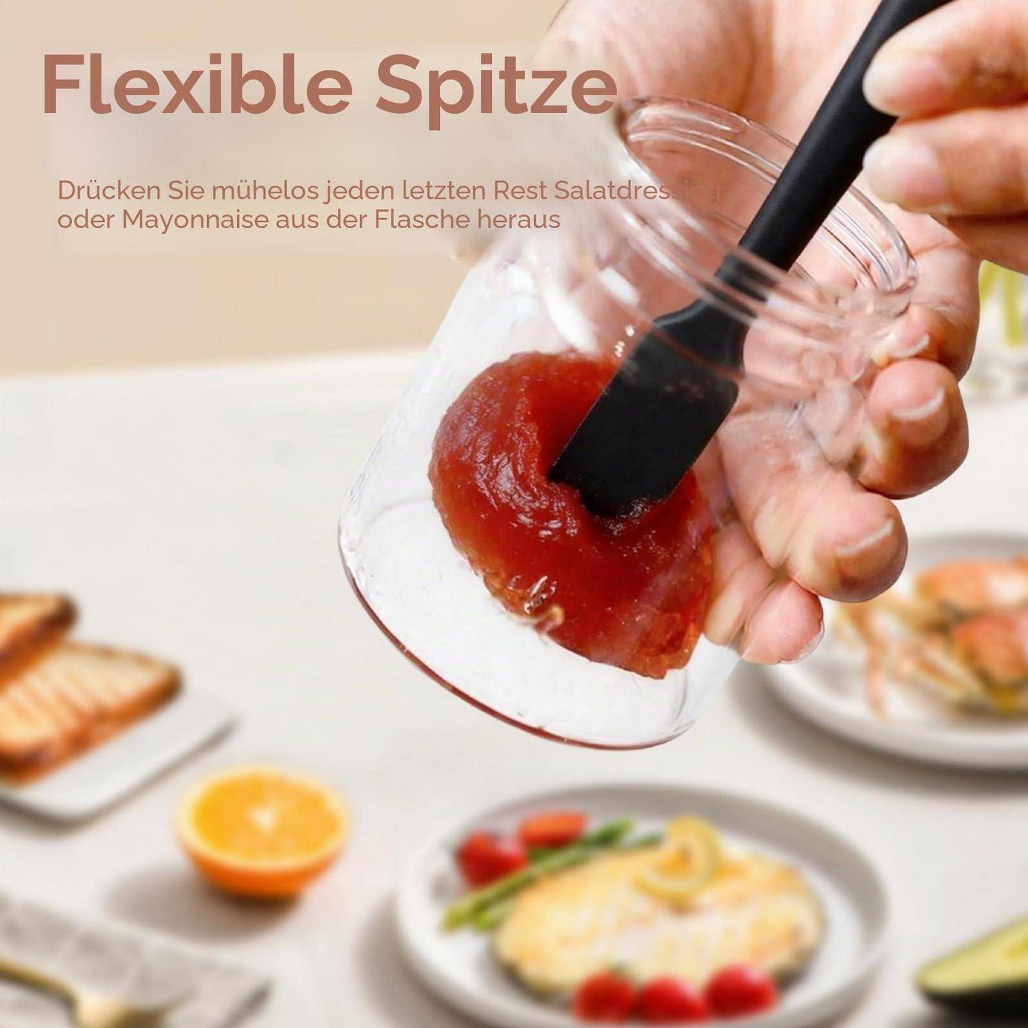 Eine Hand hält einen flexiblen Spatel und kratzt damit Würzmittel aus einer Quetschflasche; der Text lautet „Flexible Spitze