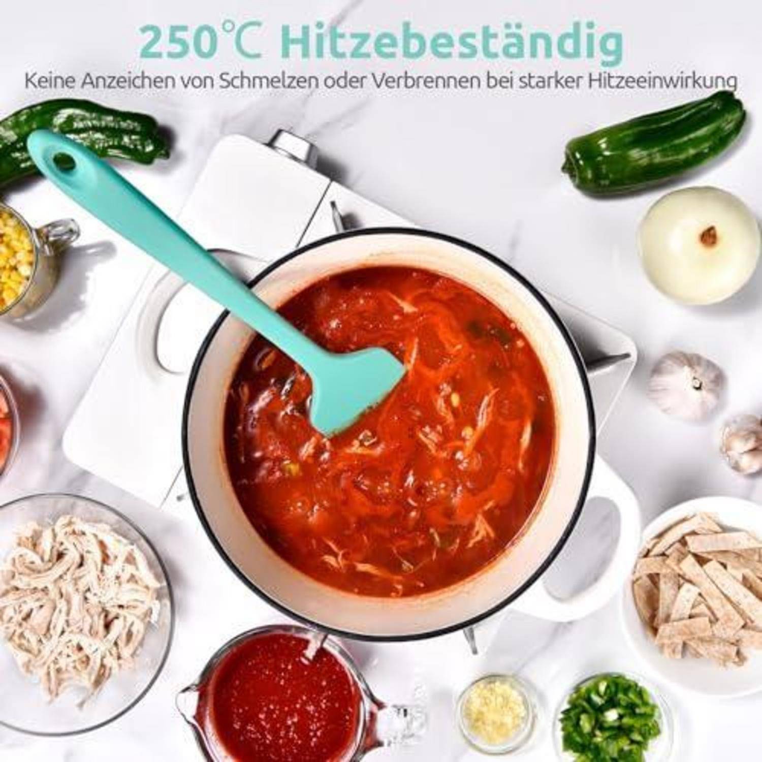 Ein türkisfarbener Spatel rührt rote Soße in einem weißen Topf um, mit deutschem Text, der besagt, dass er hitzebeständig bis 250°C ist und nicht schmilzt oder verbrennt.