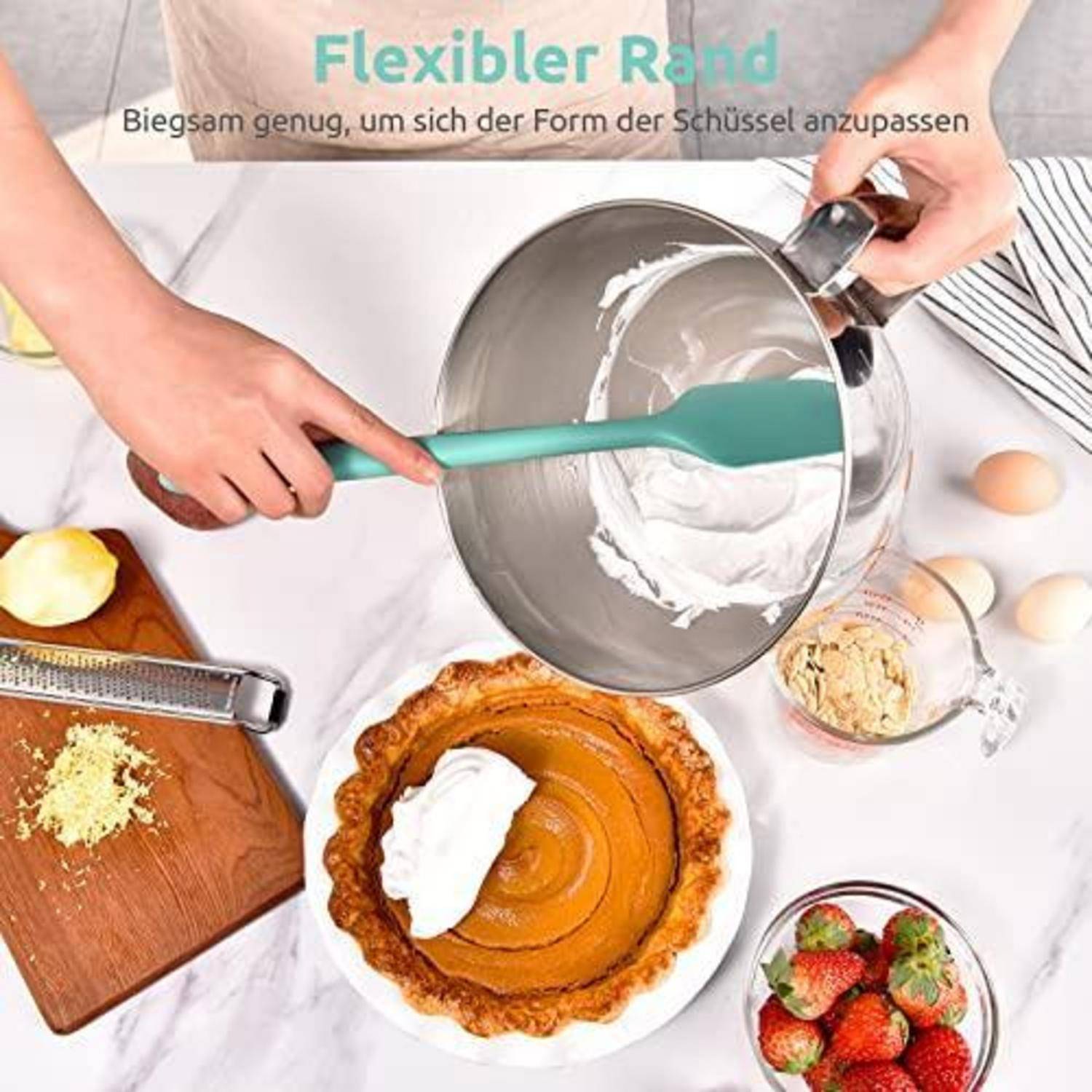 Hände benutzen einen flexiblen Spachtel, um Creme aus einer Metallschüssel zu kratzen, während man einen Kuchen auf einer Küchentheke zubereitet; der deutsche Text liest sich „Flexibler Rand