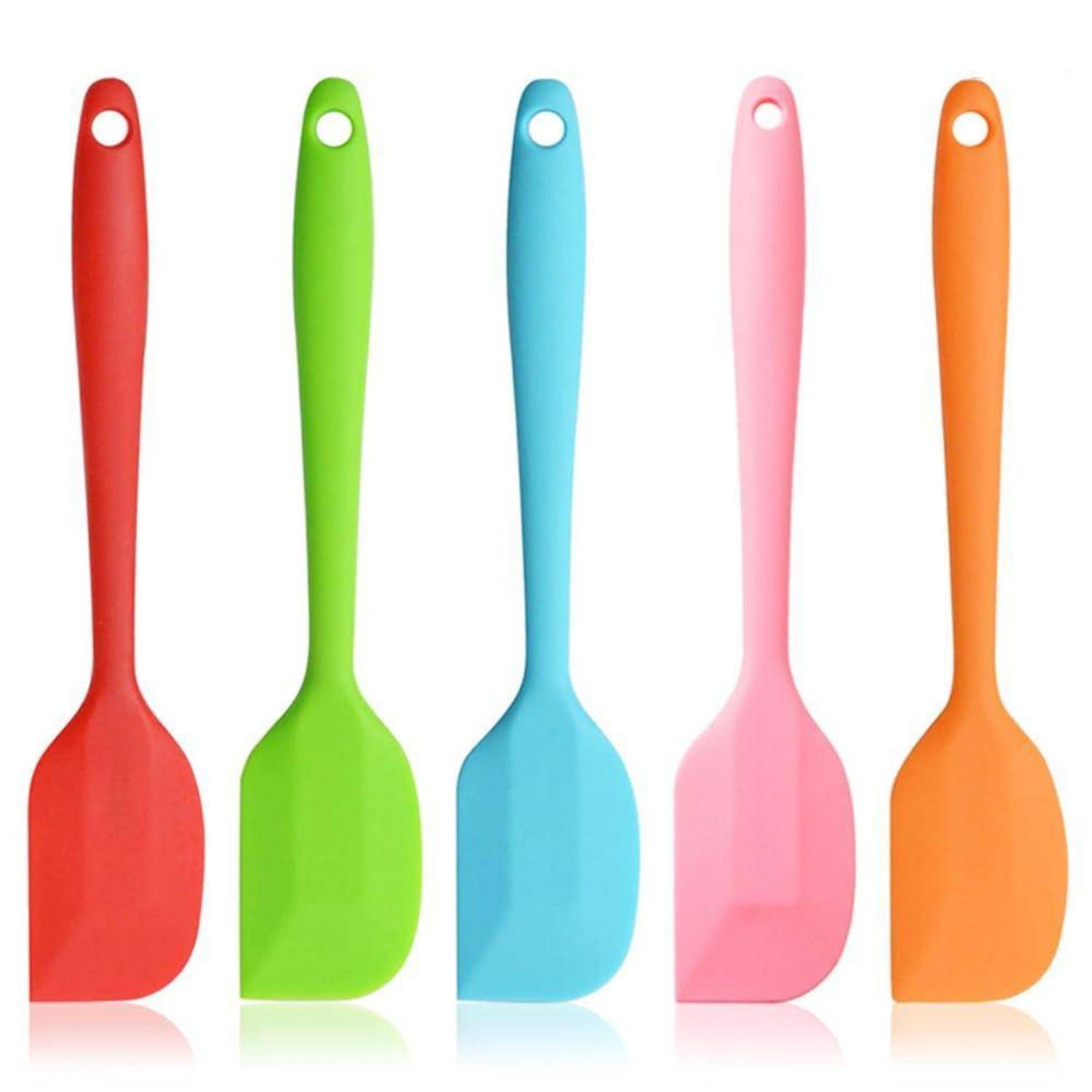 Fünf farbenfrohe Kunststoff-Küchenspatel in Rot, Grün, Blau, Rosa und Orange, die aufrecht auf weißem Hintergrund stehen.