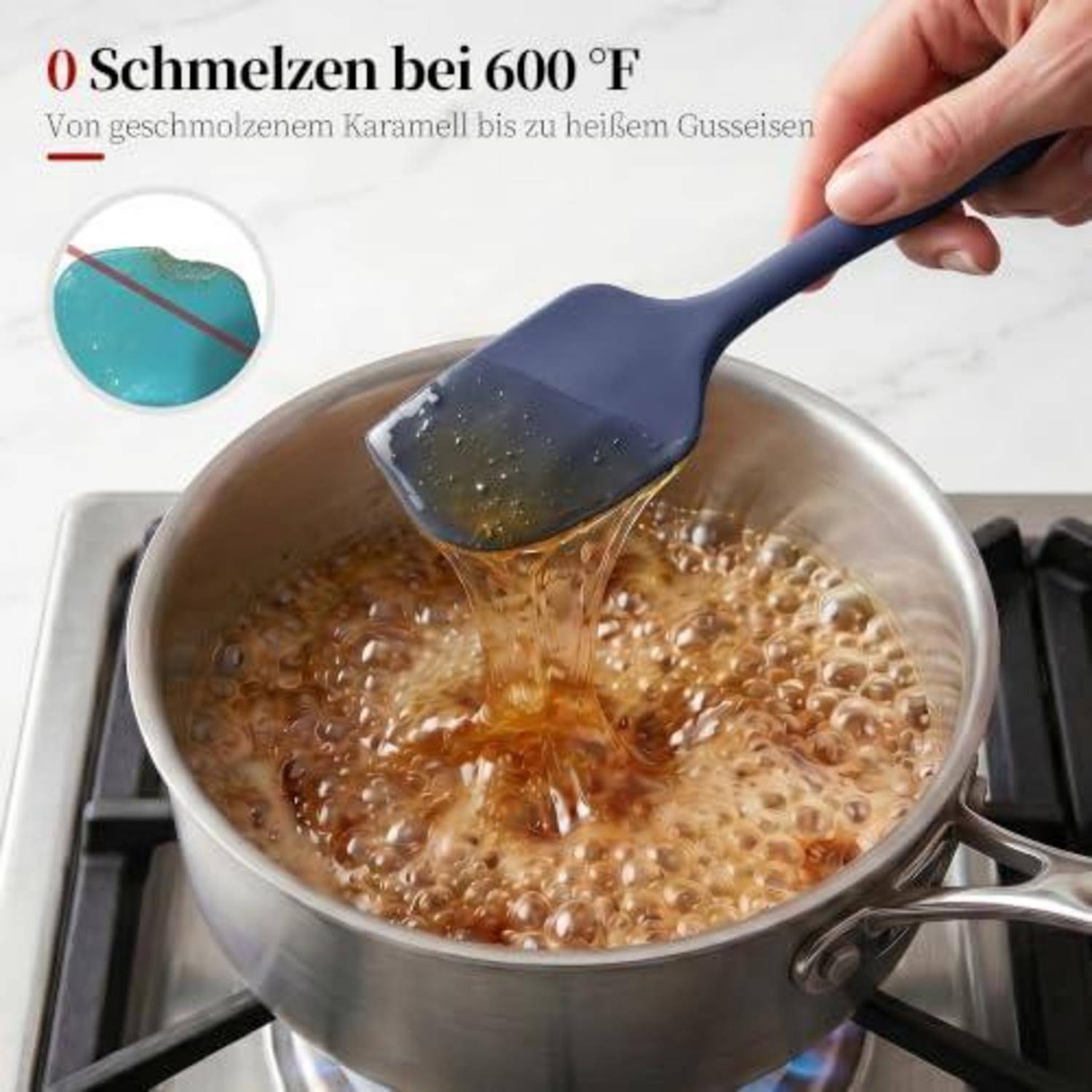 Eine Hand rührt siedenden Karamel in einem Topf auf einem Kochfeld um, mit deutschem Text 