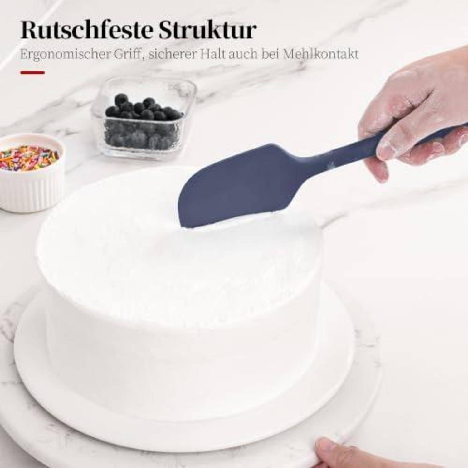 Hand verteilt weiße Glasur auf einem Kuchen mit einem dunklen ergonomischen Spachtel; Text sagt „Rutschfeste Struktur
