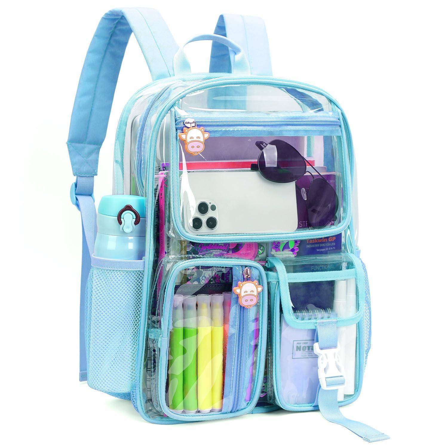 Klarer hellblauer Rucksack mit mehreren Reißverschluss-Vordertaschen, seitlichem Netzflaschenhalter und einer kleinen Wasserflasche, gezeigt gefüllt mit Schreibwaren und einem Telefon.