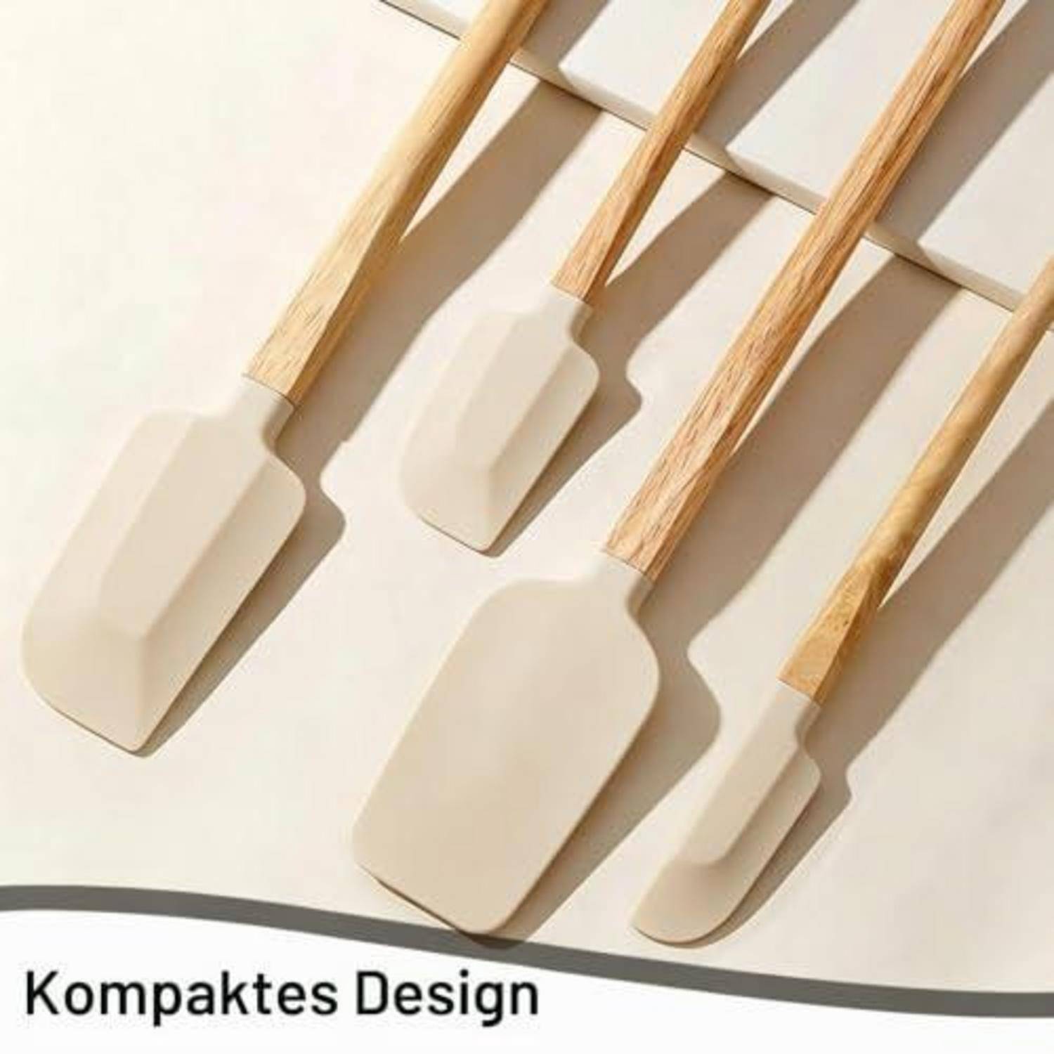 Fünf beigefarbene Silikonspatel mit Holzgriffen diagonal über dem Text „Kompaktes Design