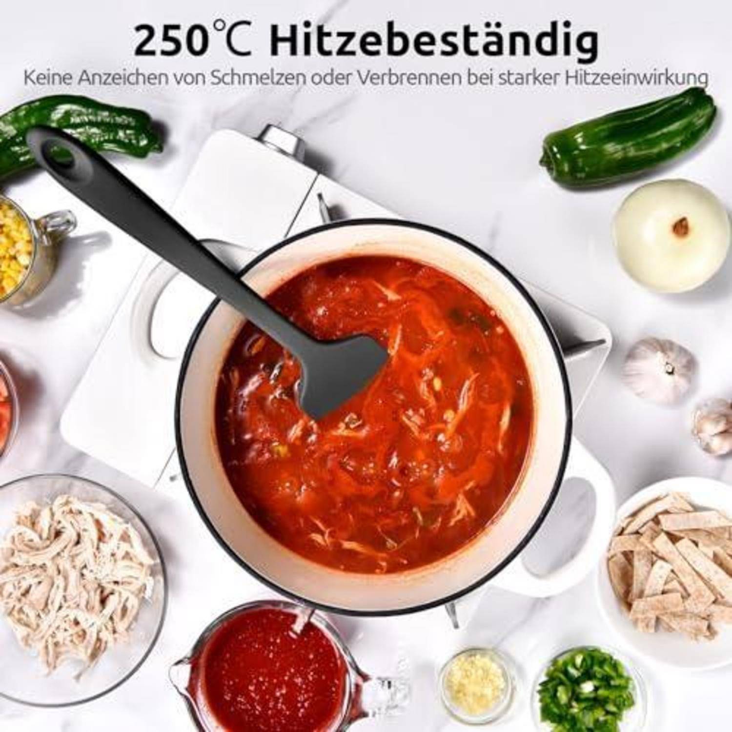 Ein hitzebeständiger schwarzer Spatel rührt rote Sauce in einem Topf um, mit Text, der besagt „bis 250°C hitzebeständig