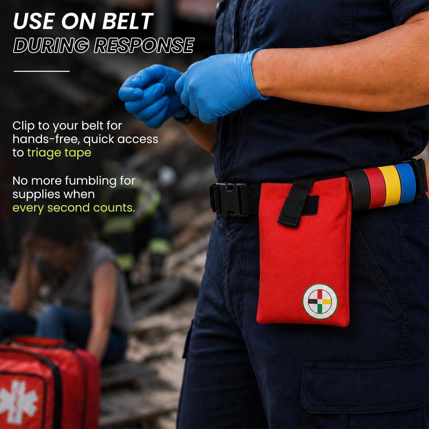 Sanitäter mit blauen Handschuhen und einer roten Gürteltasche befestigt ein Triage-Band zum freihändigen, schnellen Zugriff während des Einsatzes.