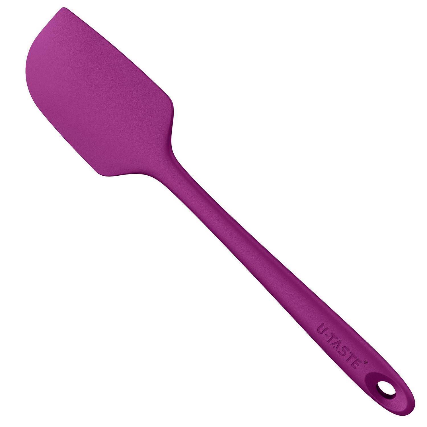 Violetter Silikonspachtel mit langem Griff und Aufhängeloch, auf weißem Hintergrund abgebildet.