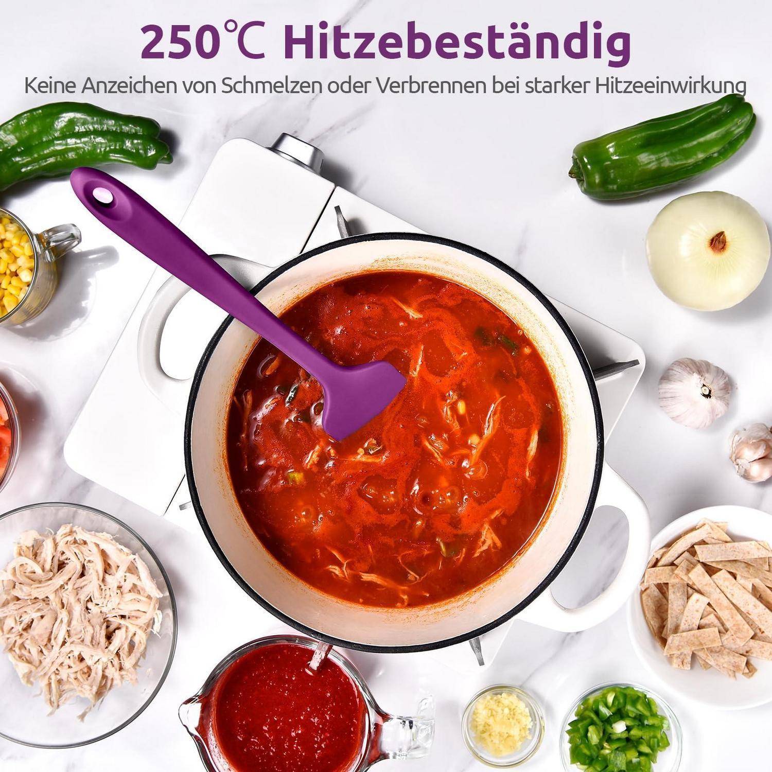 Foto eines weißen Topfes mit roter Suppe auf einem Herd mit einem violetten Spatel; deutscher Text sagt „250°C Hitzebeständig