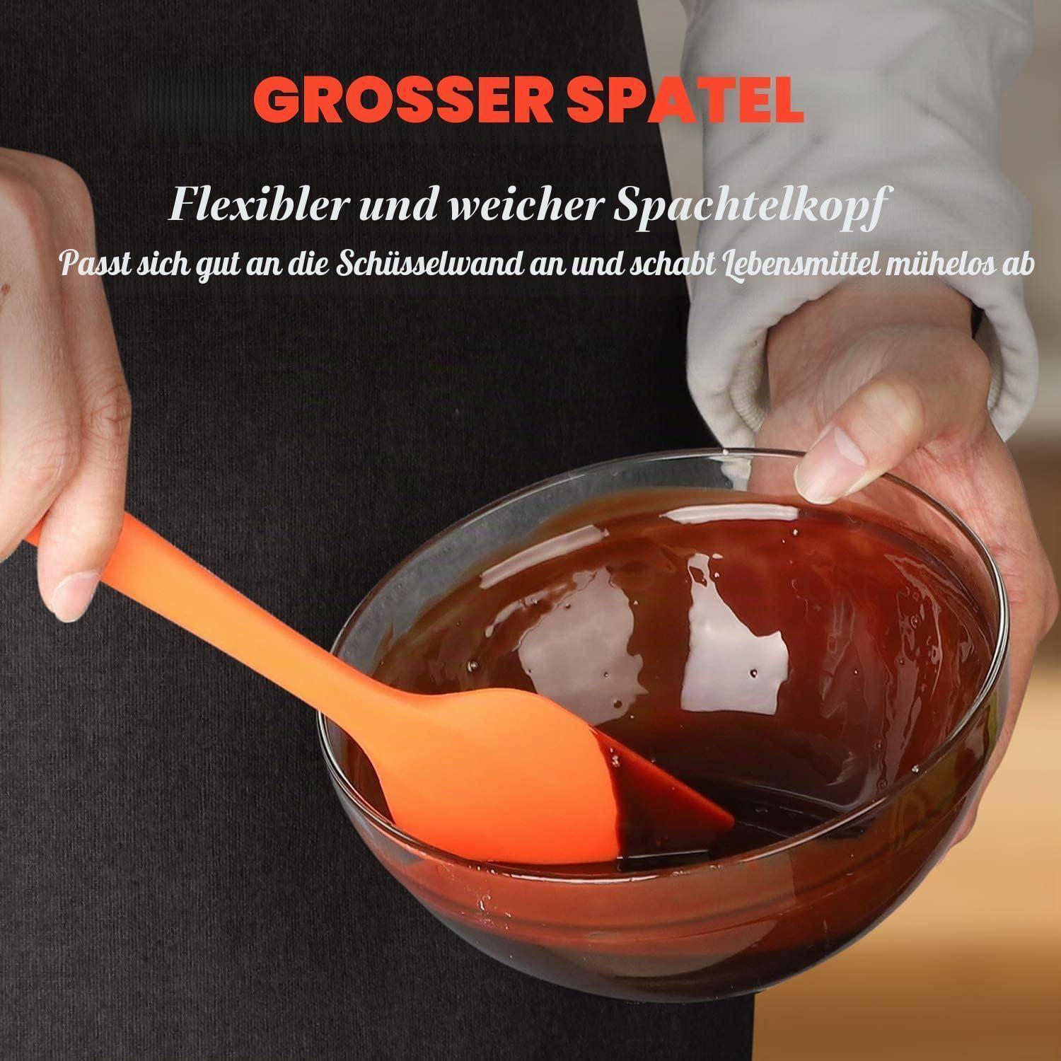 Orangener Spatel kratzt Schokolade aus einer Glasschüssel; deutscher Text bewirbt einen flexiblen, weichen Spatelhopf, der in gekrümmte Schüsseln passt und Lebensmittel leicht entfernt.