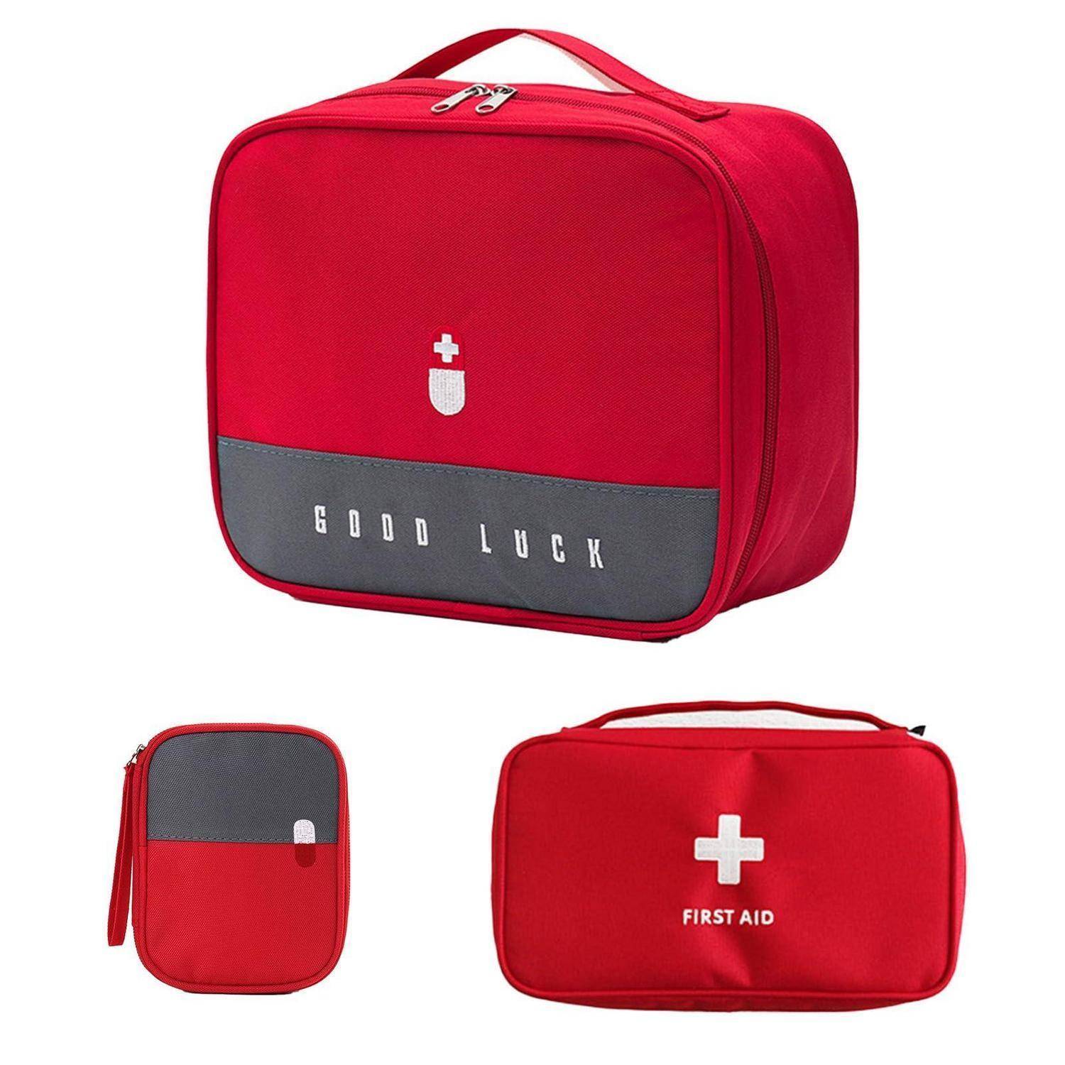 Rote Erste-Hilfe-Tasche in drei Ansichten dargestellt, mit weißem Kreuz und Aufschrift „FIRST AID