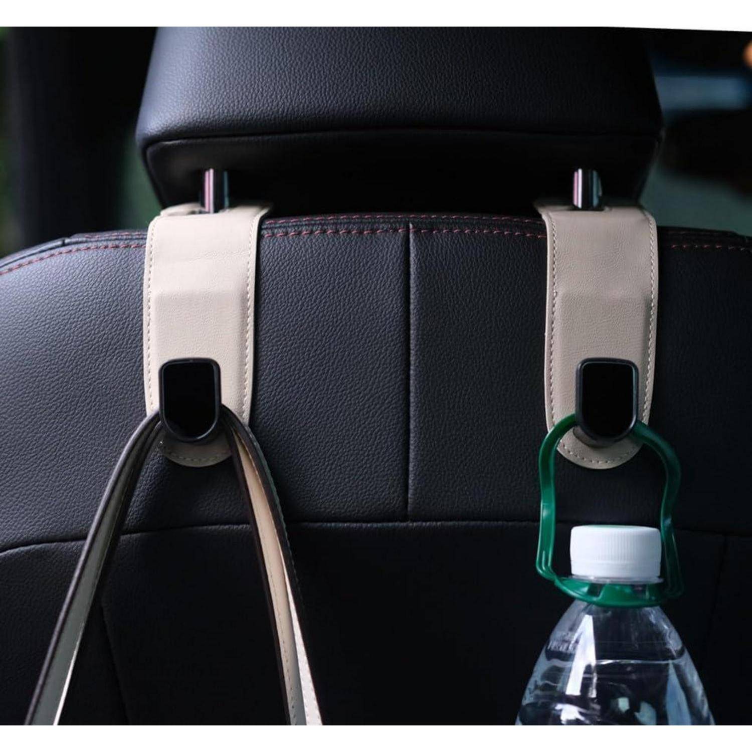 Autositz-Organizer-Riemen hängen über die Kopfstütze und halten links eine Tasche und rechts eine Wasserflasche.