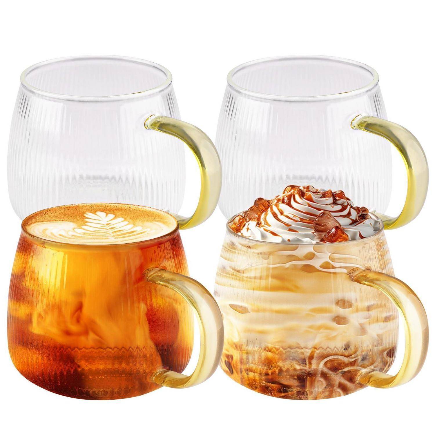 Vier transparente Glaskaffeetassen mit gelben Henkeln, dargestellt in zwei Stilen: schlicht und gefüllt mit Latte und Kaffee mit Schlagsahne-Topping.