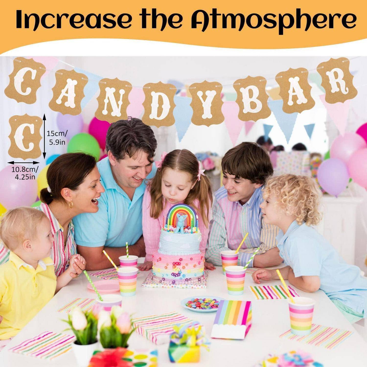 Geburtstagsfeier-Szenario mit einer Familie, die um einen Regenbogenkuchen an einem „CANDY BAR"-Tisch versammelt ist, unter dem Text „Steigern Sie die Atmosphäre"".