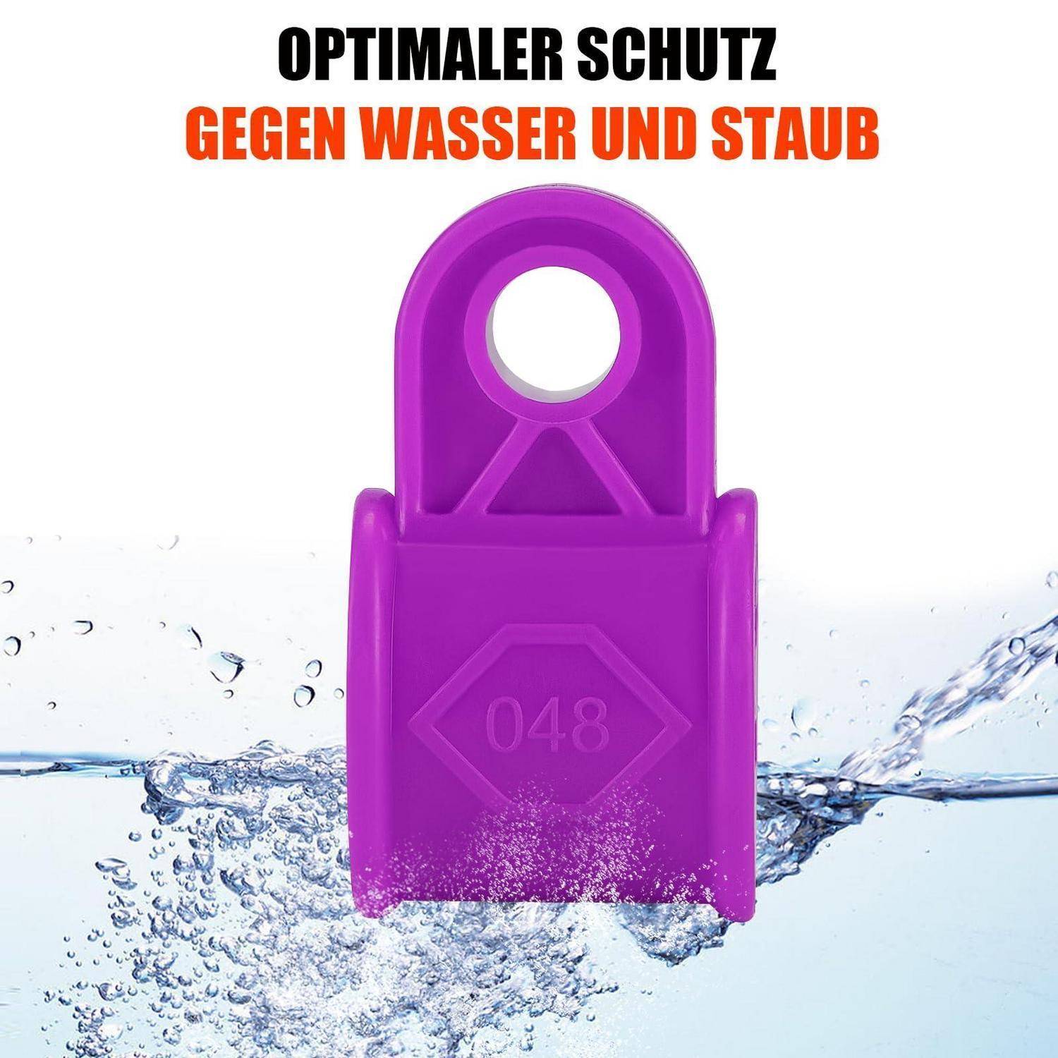 Lila wasserdichte staubdichte Kappe mit Aufhängeschlaufe, gezeigt beim Spritzen durch Wasser; Text sagt „OPTIMALER SCHUTZ GEGEN WASSER UND STAUB".