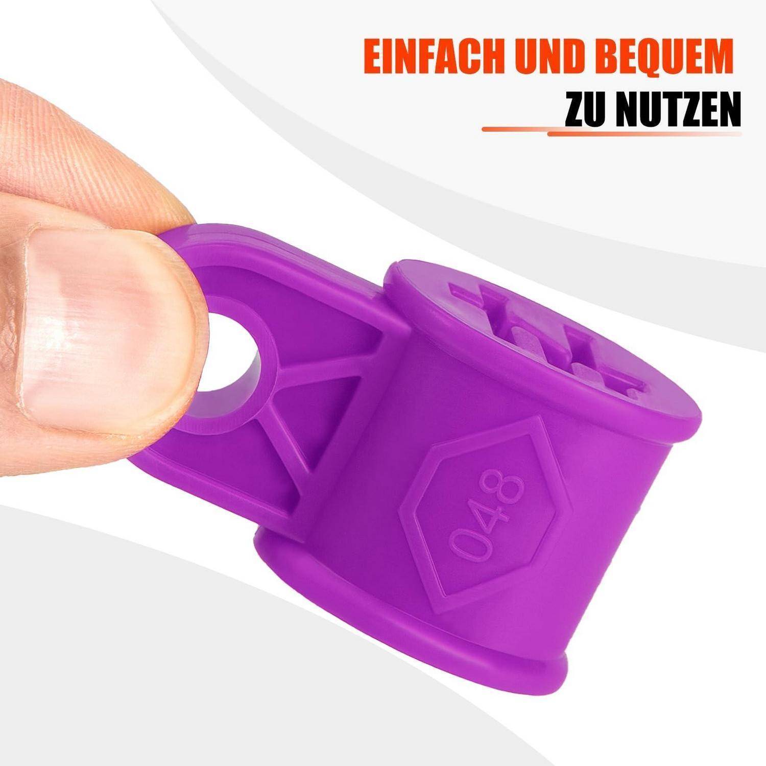 Nahaufnahme einer Hand, die einen violetten Kunststoff-Clip-Kabelorganizer hält; der Text sagt „EINFACH UND BEQUEM ZU NUTZEN" („einfach und bequem zu verwenden"").