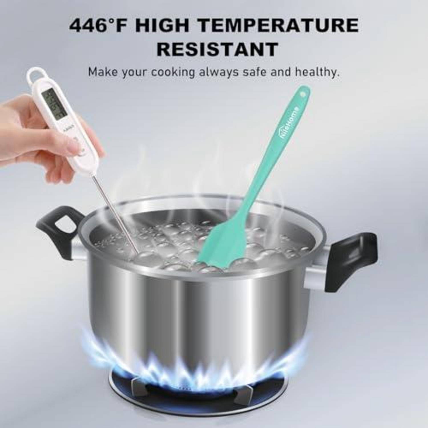 Ein kochender Topf auf einem Gasherd mit einem Thermometer und einem Silikonspatel; der Text besagt „446°F HITZEBESTÄNDIG