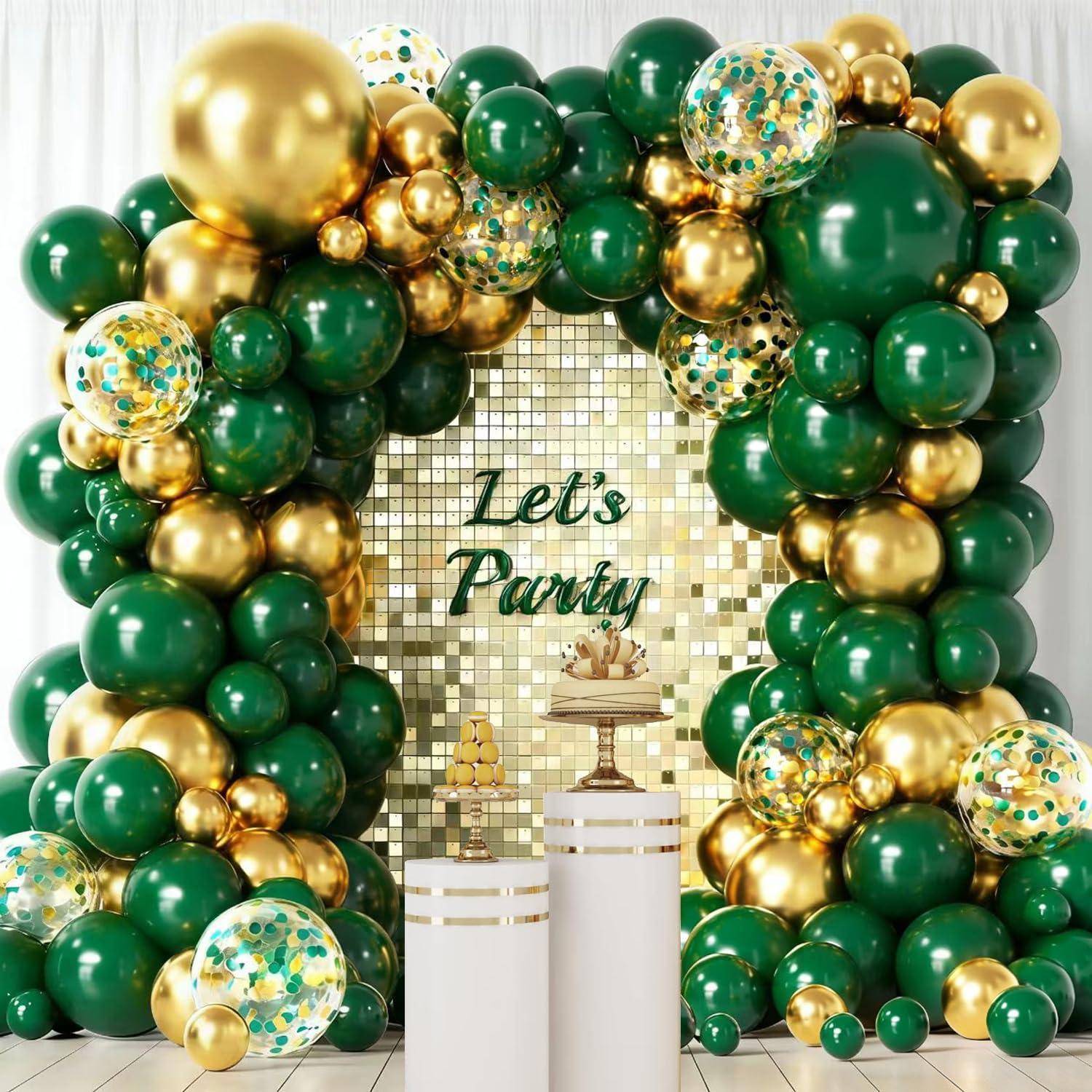 Grün-goldener Ballonbogen, der eine goldene Mosaikhintergrundskulisse mit dem Text „Let's Party