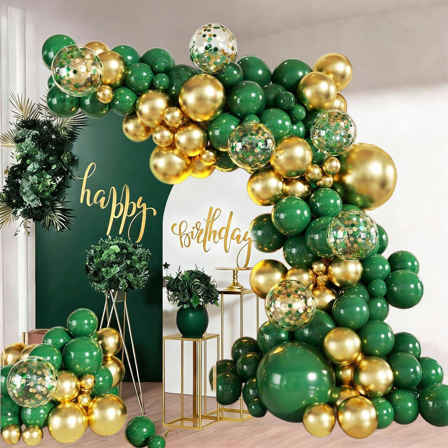 Grün-goldiger Geburtstagsparty-Hintergrund mit Ballonbogen und Ballontrauben, die ein "Alles Gute zum Geburtstag""-Schild und dekorierte Ständer rahmen.