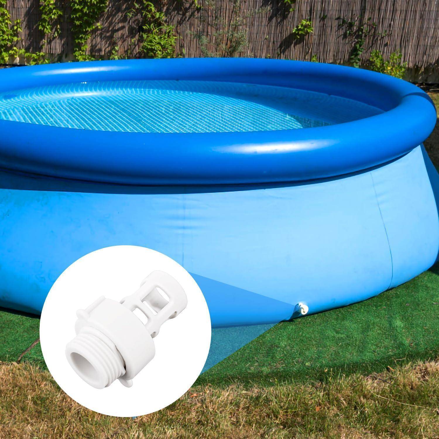 Blauer aufblasbarer Aufstellpool im Freien mit einer Nahaufnahme eines weißen Ventilverbindungsstücks.