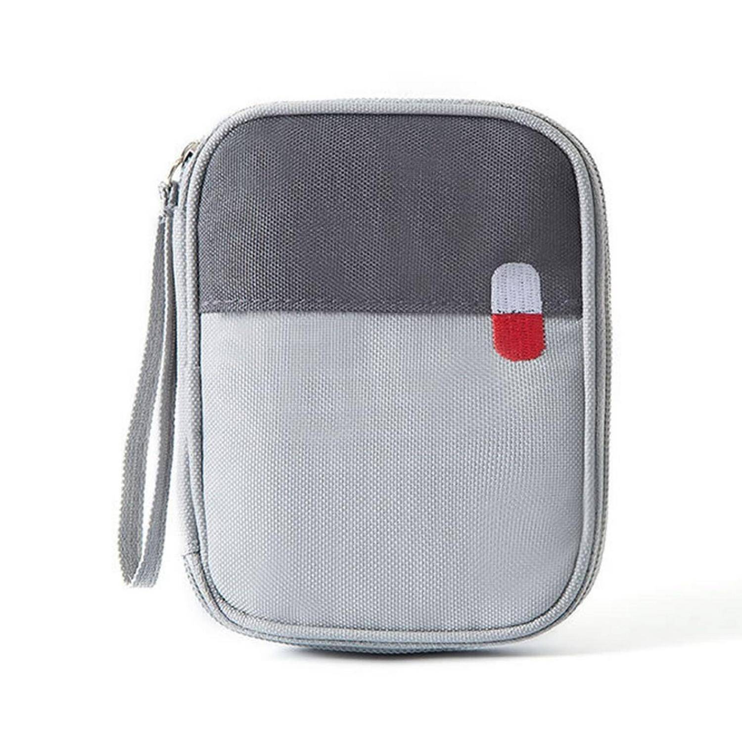 Graue Erste-Hilfe-Tasche mit Reißverschluss, Handgelenkschlaufe und rot-weißem Sanitätskreuz-Aufnäher auf der Vorderseite.