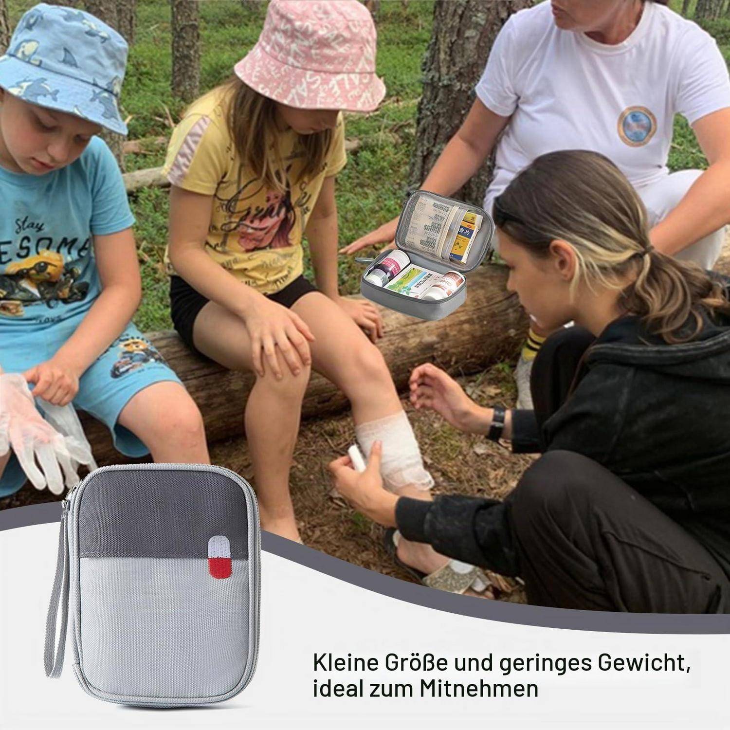 Ein Mädchen klebt einem Kind draußen ein Pflaster auf den Knöchel, während andere Kinder zuschauen; ein Erste-Hilfe-Kasten wird gezeigt mit deutschem Text: „Kleine Größe und geringes Gewicht, ideal zum Mitnehmen"