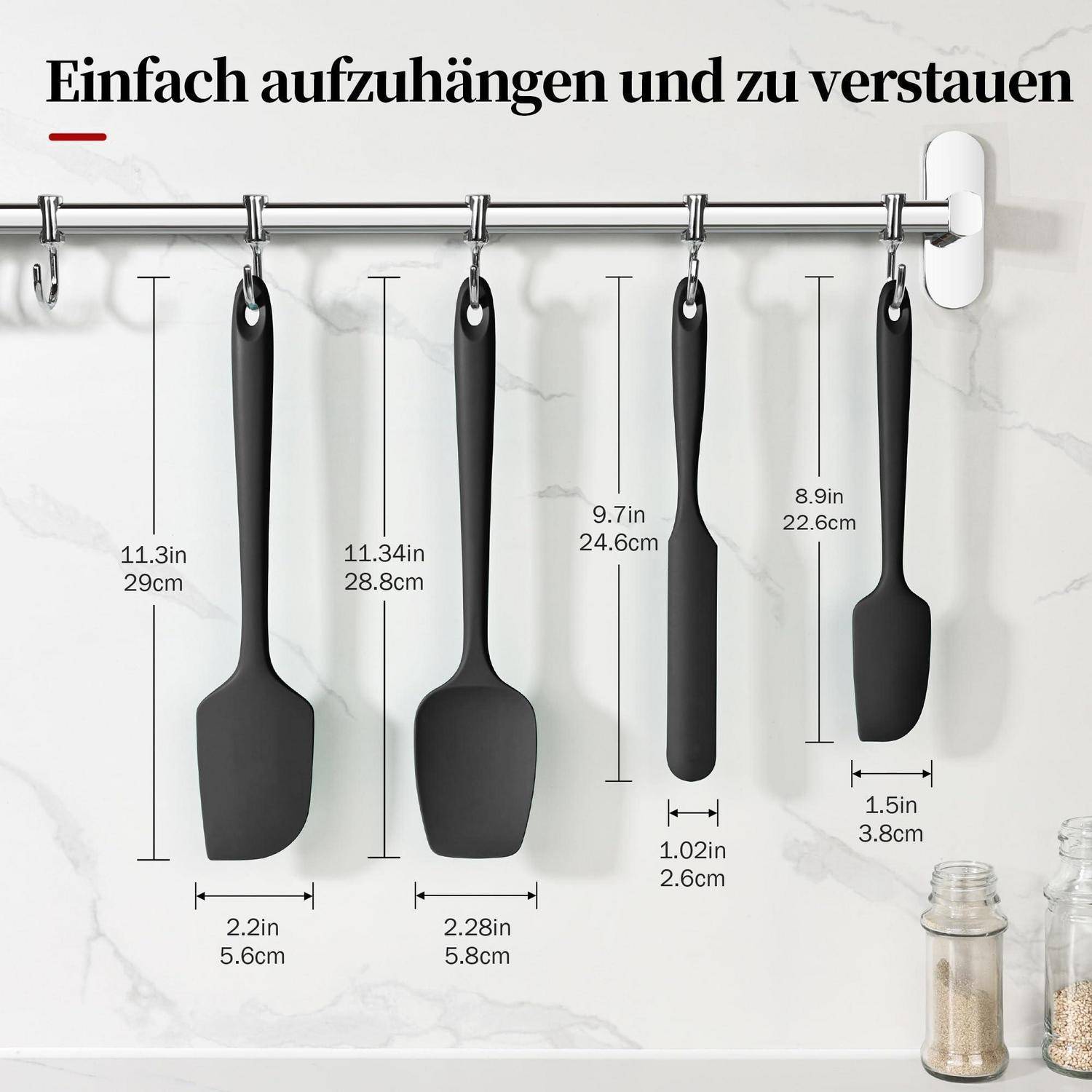Deutsche Anzeige mit vier schwarzen Küchengeräten, die an einer Wandschiene hängen, mit Größenangaben in Zoll und Zentimetern, mit Werbung für einfaches Aufhängen und Lagern.