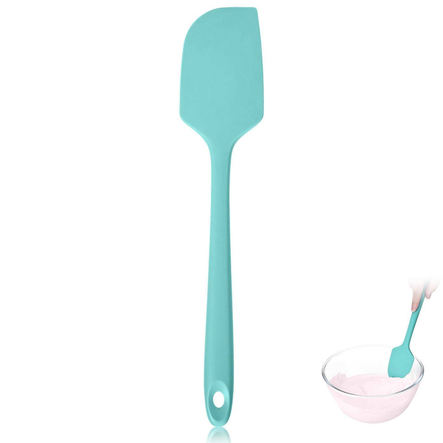 Türkiser Silikonspachtel mit langem Griff und Aufhängeloch, neben einer Glasschüssel mit rosa Teig gezeigt, der gerührt wird.