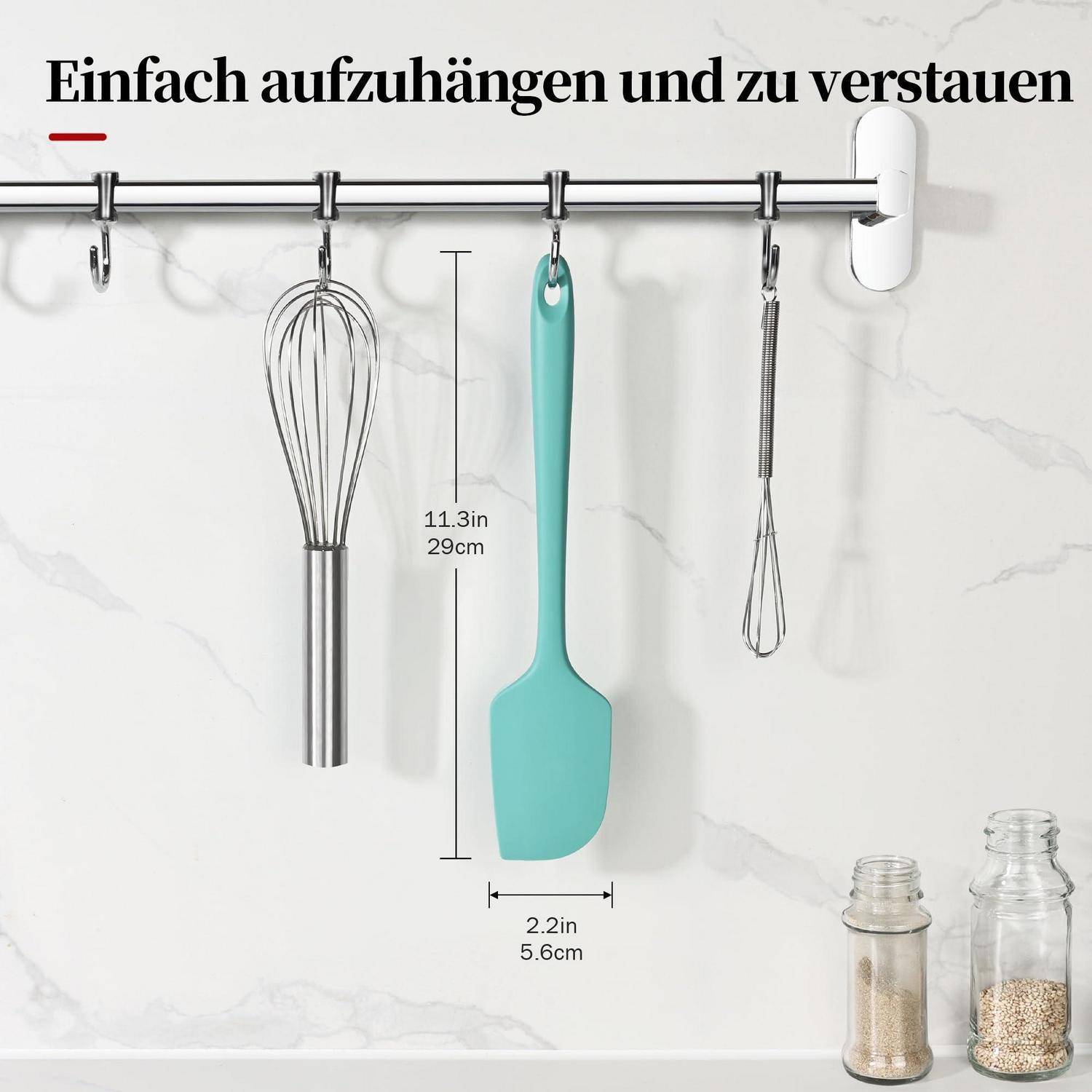 Wandmontierte Küchenstange mit Peitsche, Spatel und kleinem Küchengerät, mit deutschem Text „Einfach aufzuhängen und zu verstauen