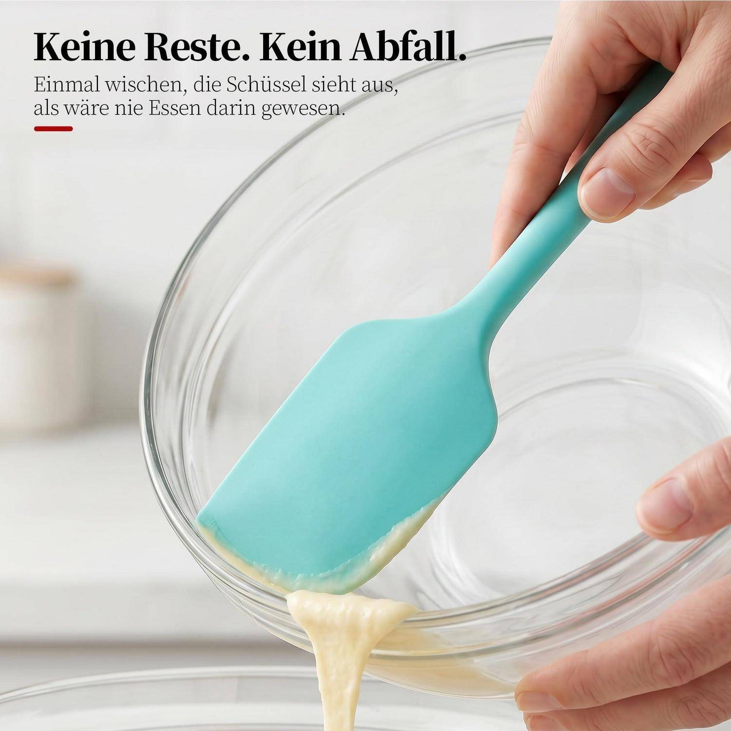 Teig mit einem Spatel aus einer gläsernen Rührschüssel kratzen; deutscher Text lautet „Keine Reste. Kein Abfall.