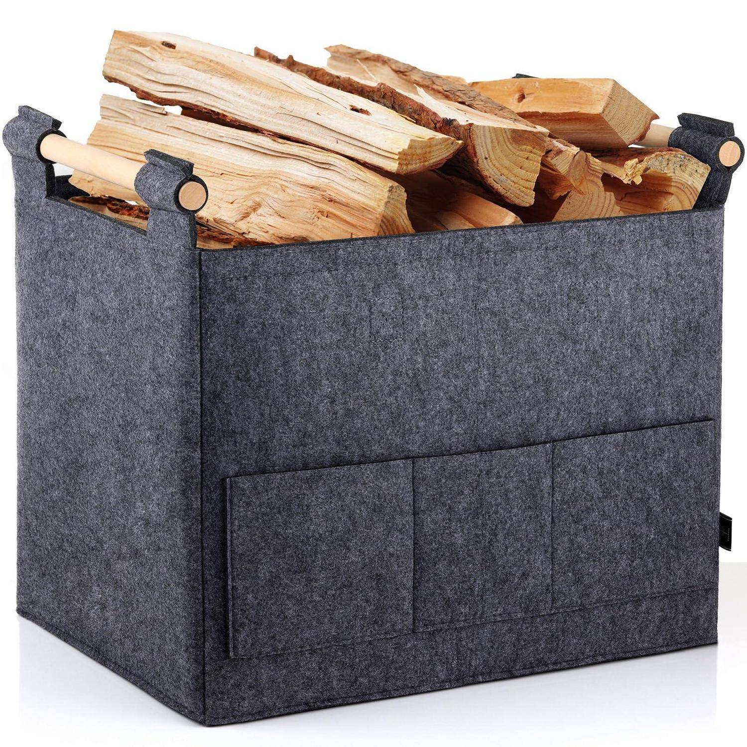 Grauer Filz-Feuerholzkorb mit Holzgriffen, gefüllt mit gehackten Holzscheiten.