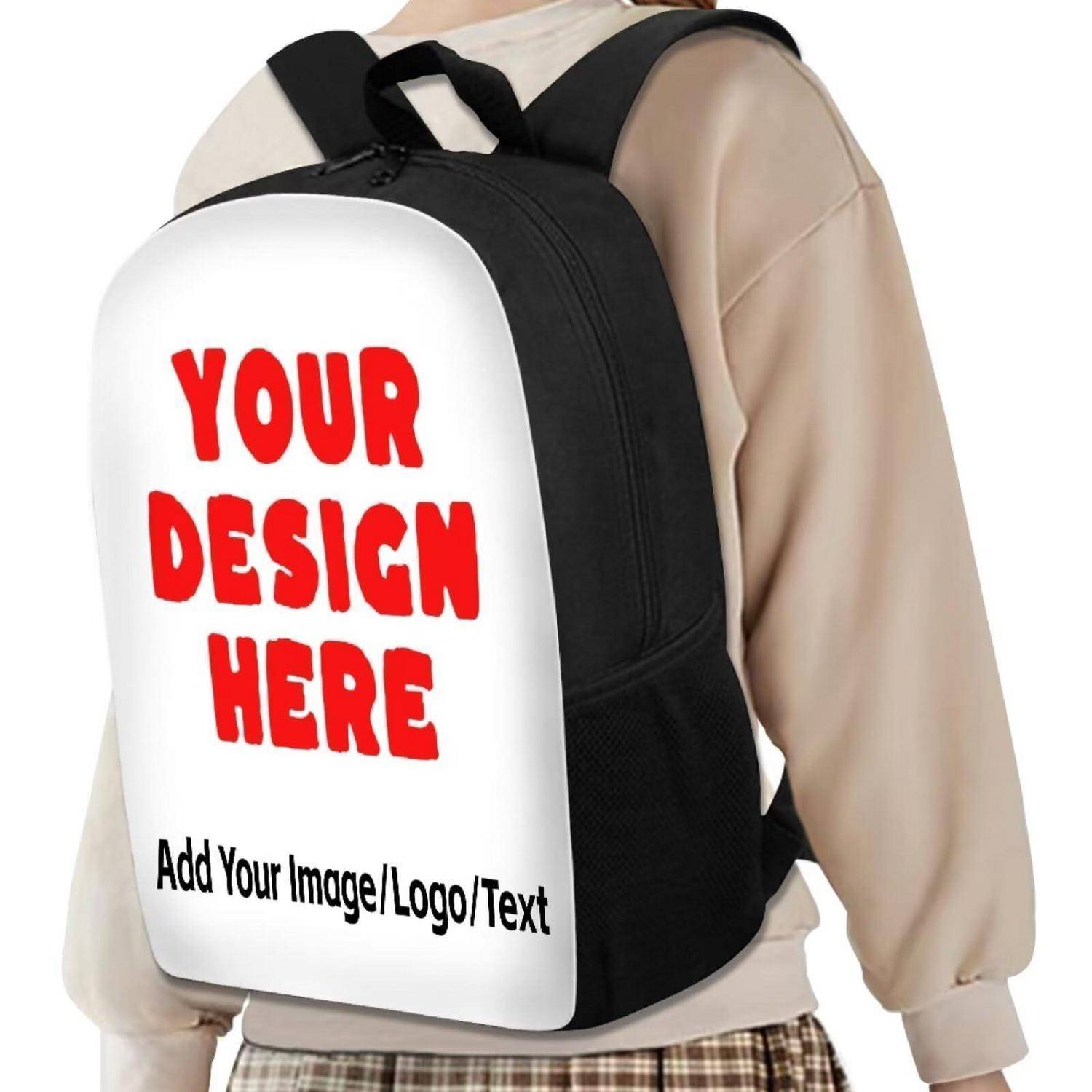 Person mit einem schwarzen Rucksack mit einem anpassbaren vorderen Panel, auf dem „YOUR DESIGN HERE" und „Add Your Image/Logo/Text"" gedruckt ist.